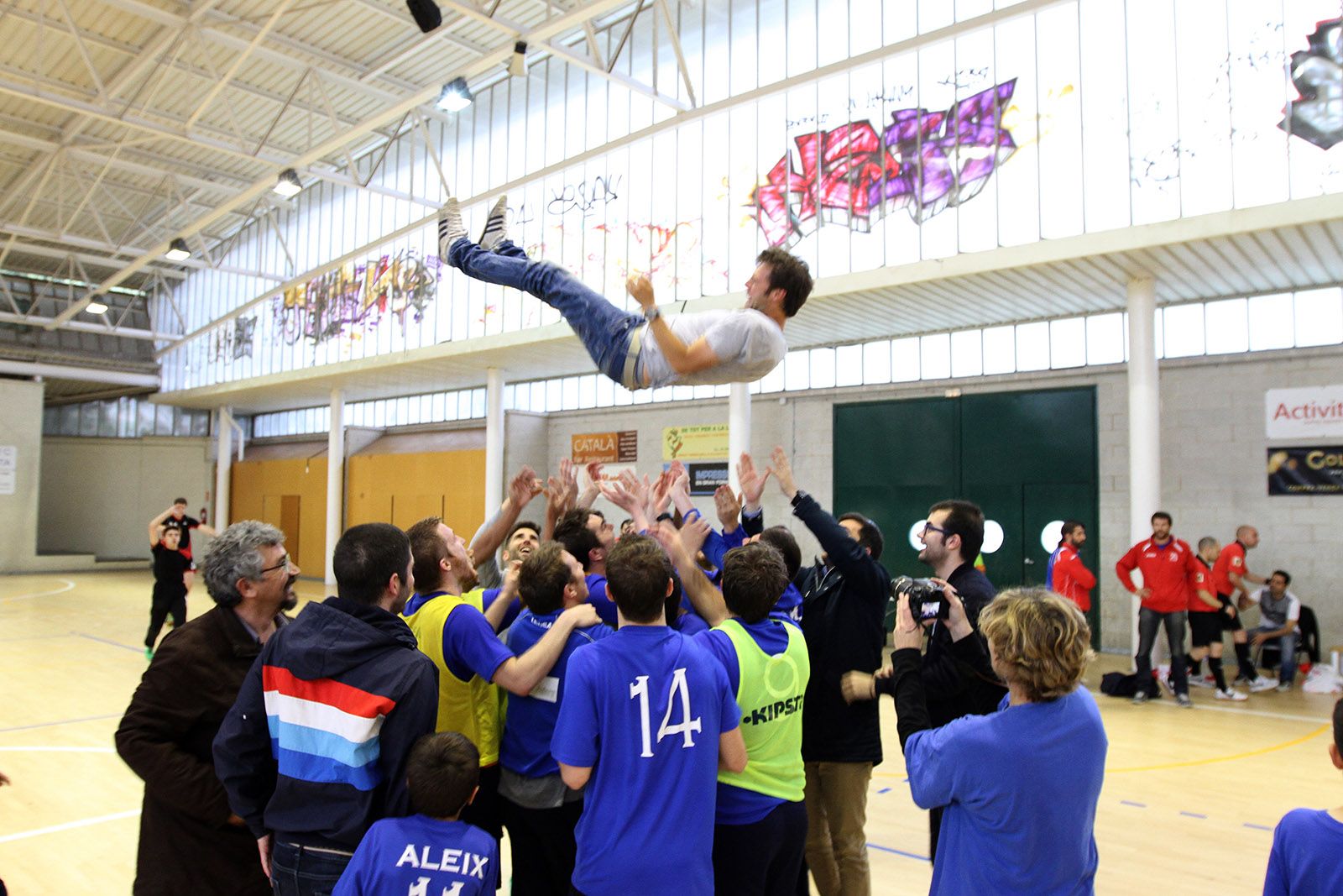 Els jugadors van fer volar el tècnic, Xaloc Rion FOTO: Haidy Blanch