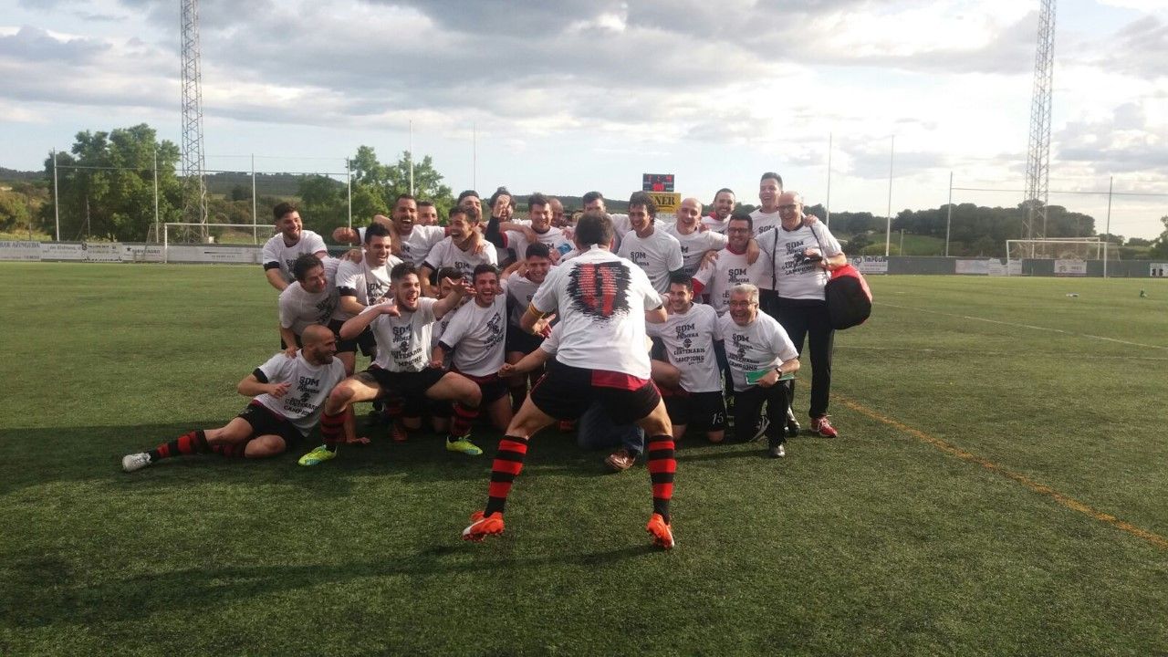 Els jugadors del Sant Cugat Esport FC celebrant l'ascens al camp de l'AE Moja FOTO: Sant Cugat Esport FC