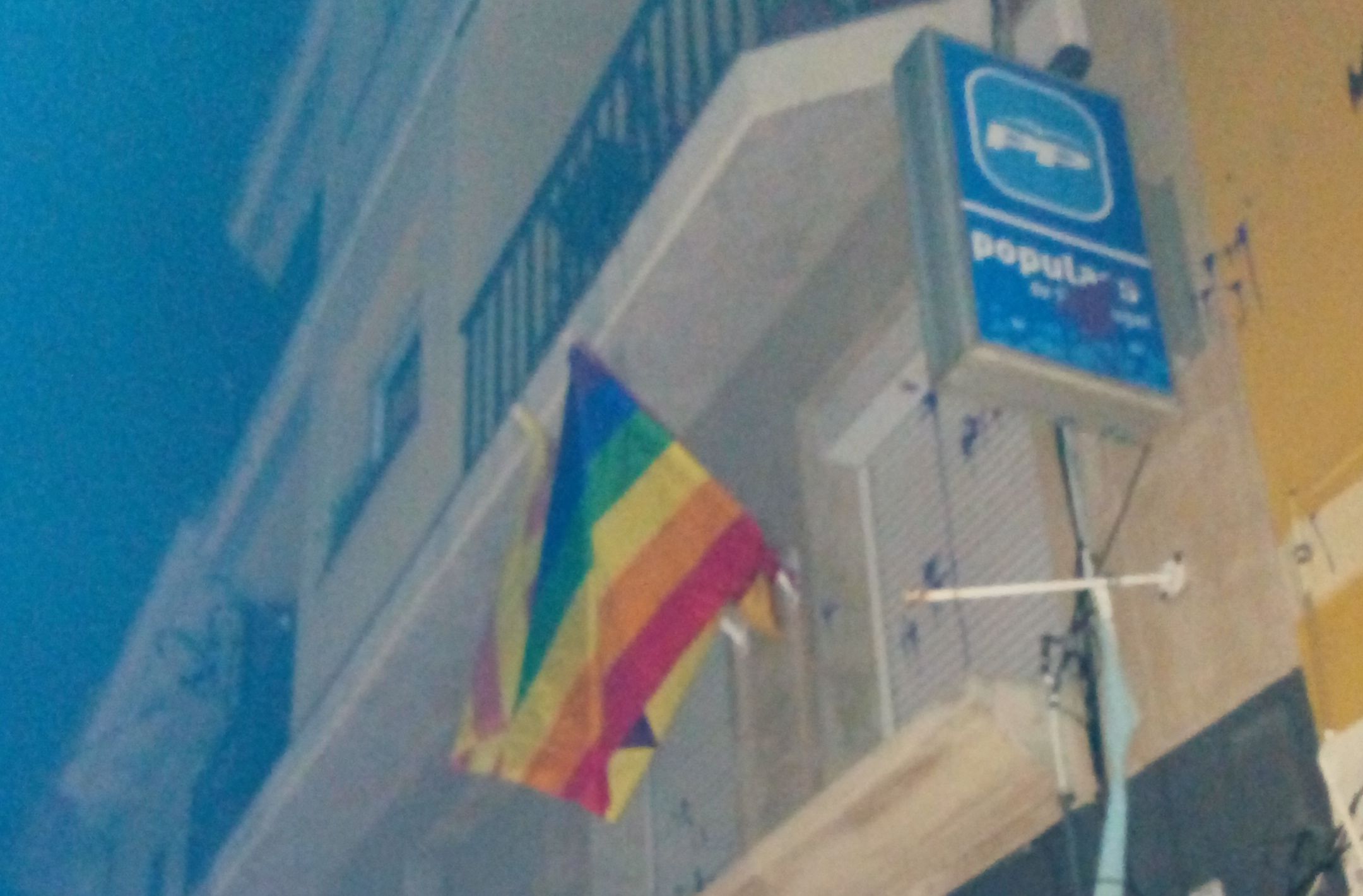 Imatge de la bandera de l'arc de Sant Martí a la seu del PP FOTO: Cedida