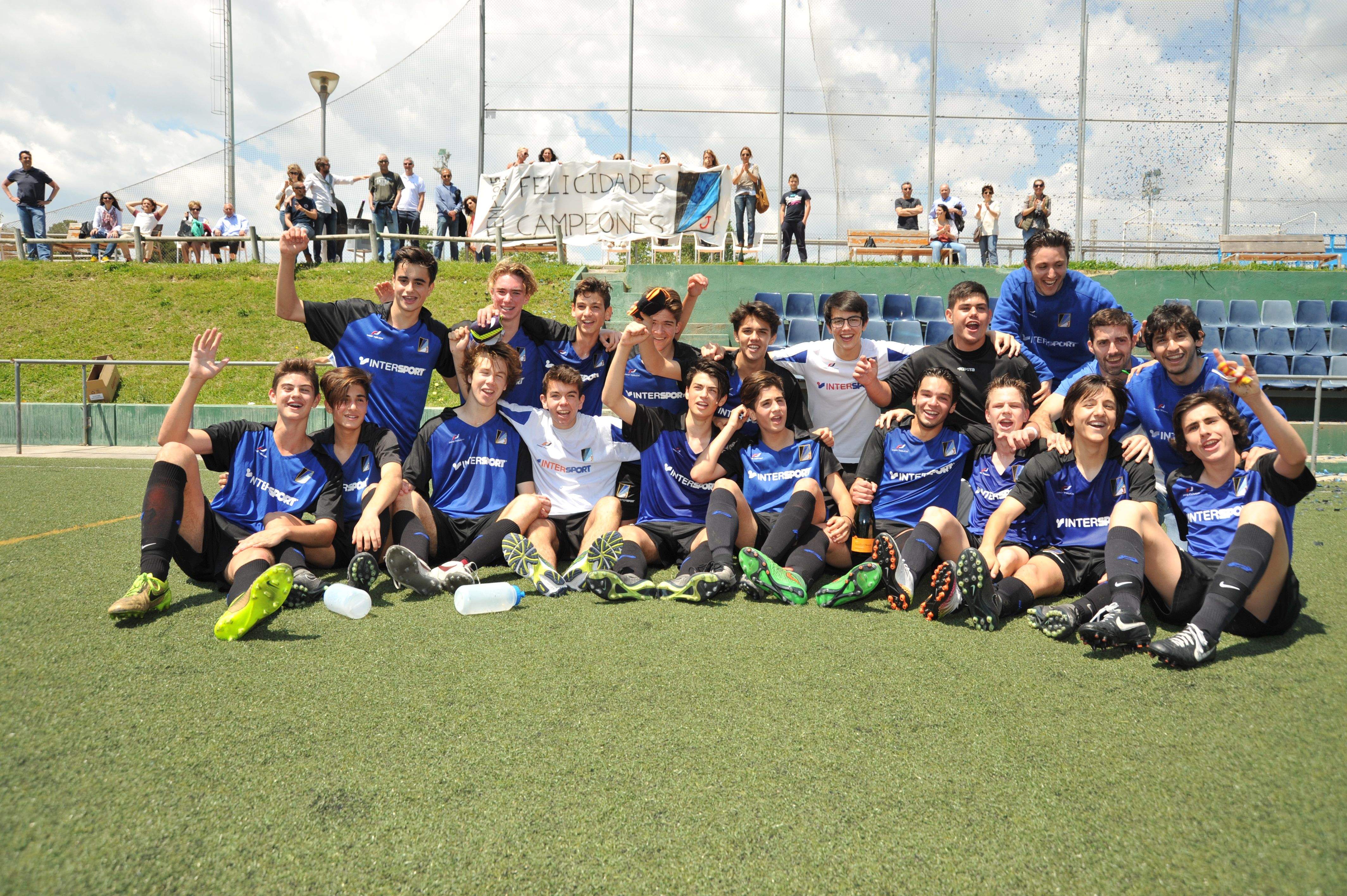 Els jugadors del cadet B del Junior FC celebrant l'ascens a Preferent FOTO: Xavier Riera
