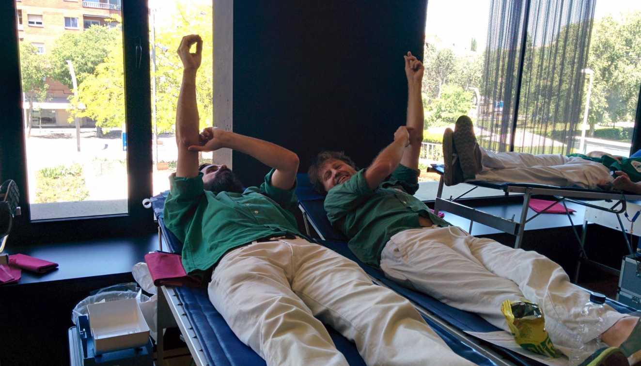 Membres de la colla castellera dels Gausacs donant sang FOTO: Cedida