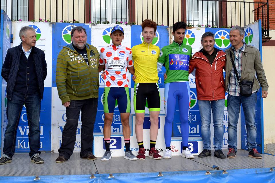 Roger Adrià, al mig de la imatge, amb el mallot groc FOTO: Agus Jaime