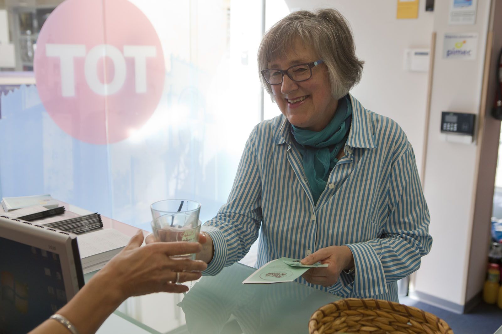 La primera santcugatenca en comprar el got per a la fira del vermut  FOTO: Artur Ribera