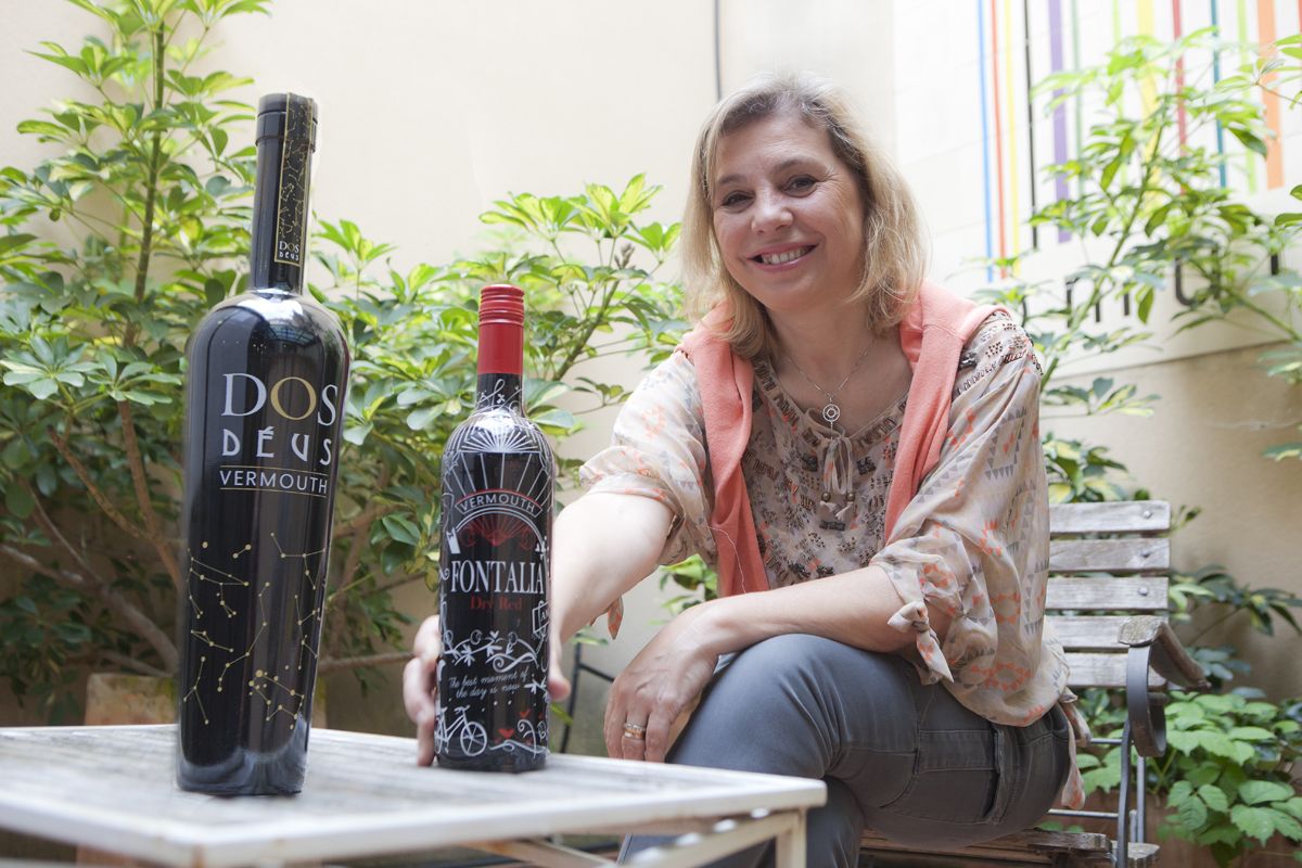 Cristina Guix amb els dos vermuts que produeix el seu celler FOTO: Artur Ribera