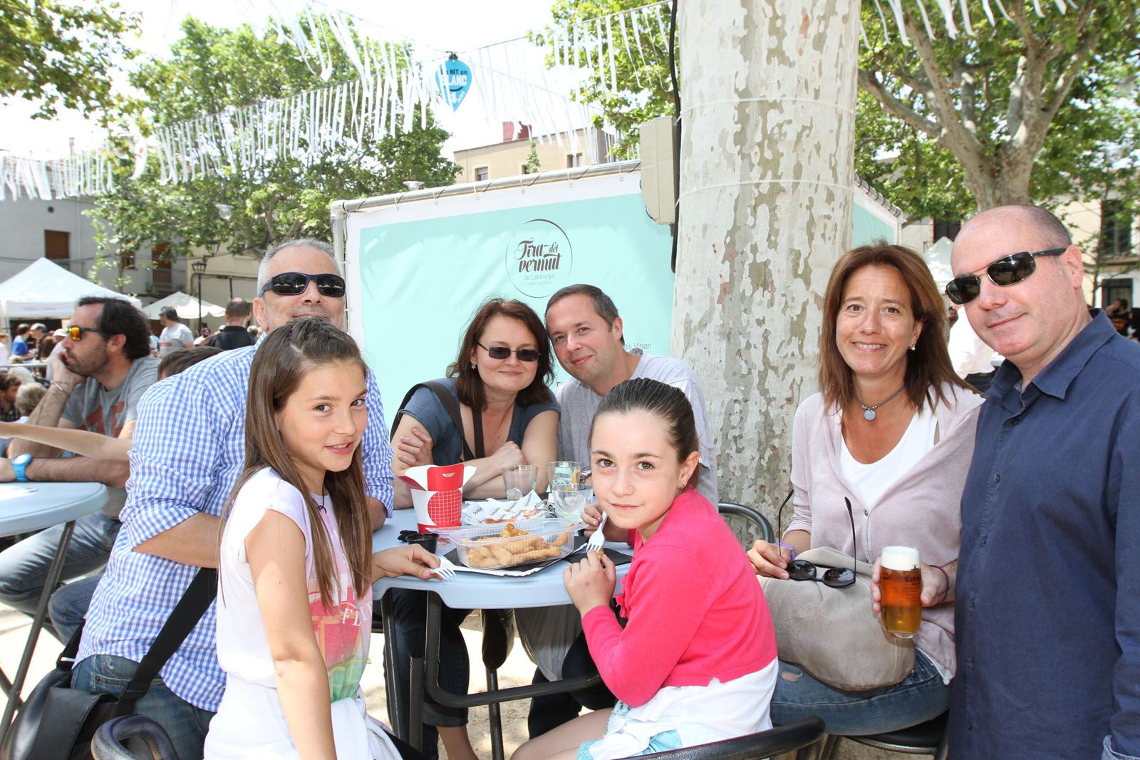 Santcugatencs i altres ciutadans d'arreu de Catalunya s'han acostat a la plaça de Barcelona de Sant Cugat FOTO: Haidy Blanche 