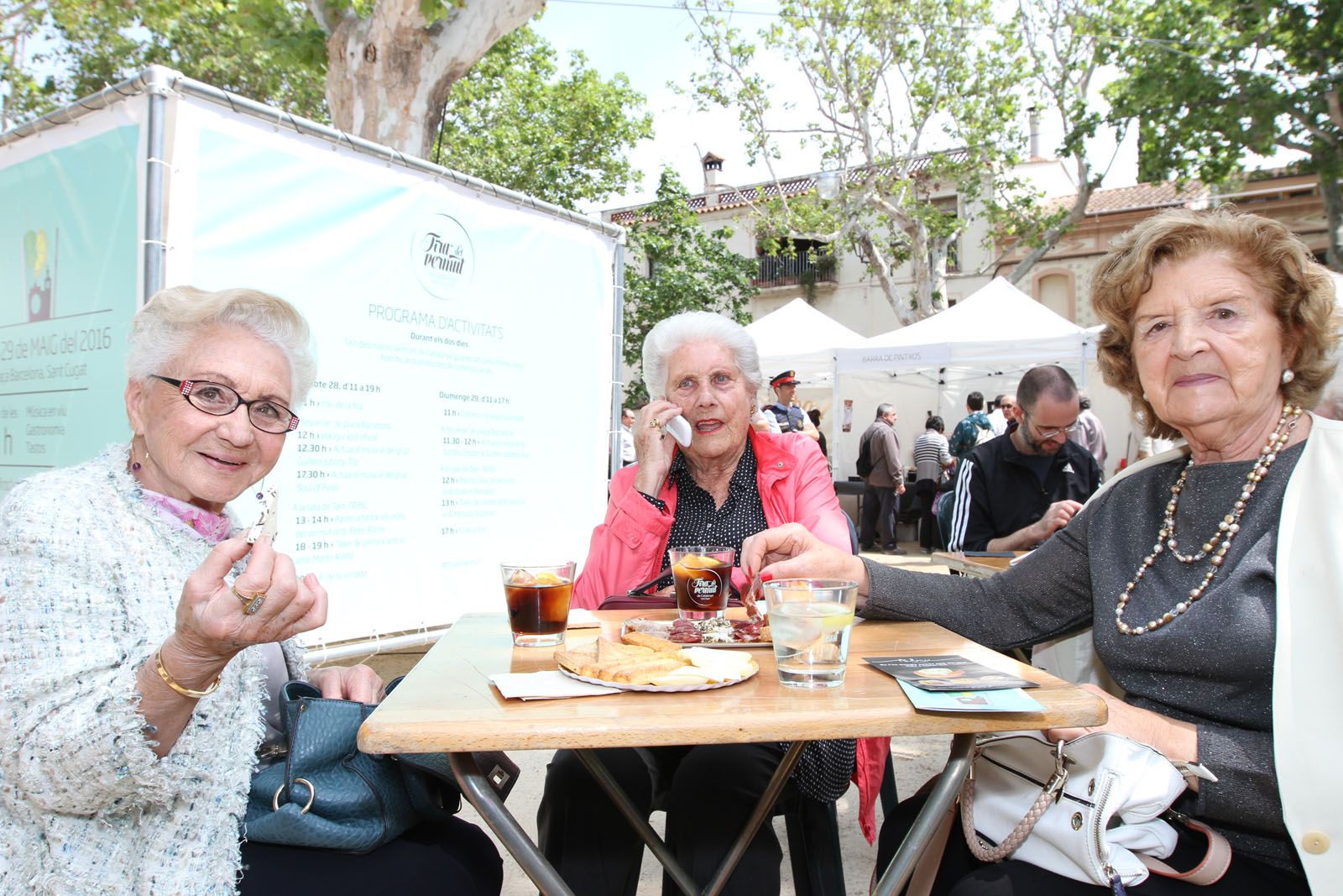 Tres amigues gaudeixen dels tastos de vermuts a la fira FOTO: Haidy Blanche 