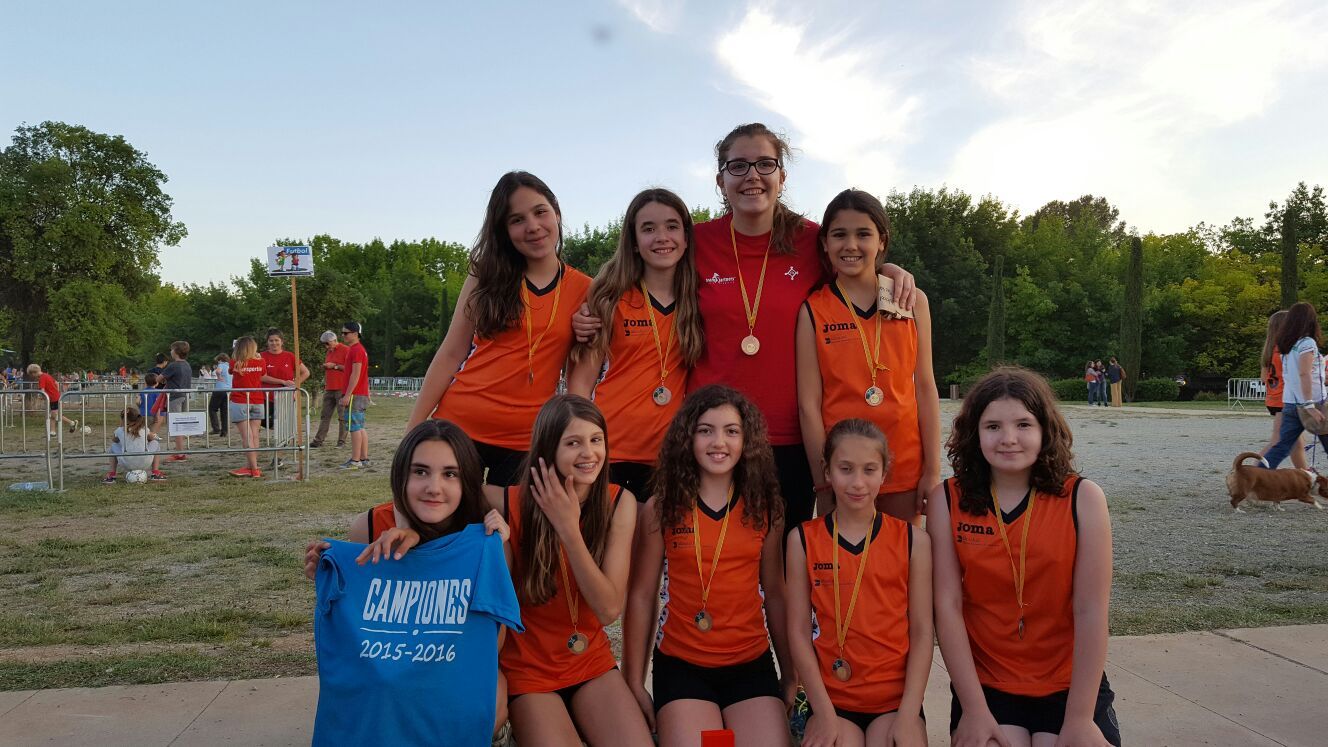 L'equip del Pins el formen tan jugadores de 5è com de 6è de primària FOTO: Cedida