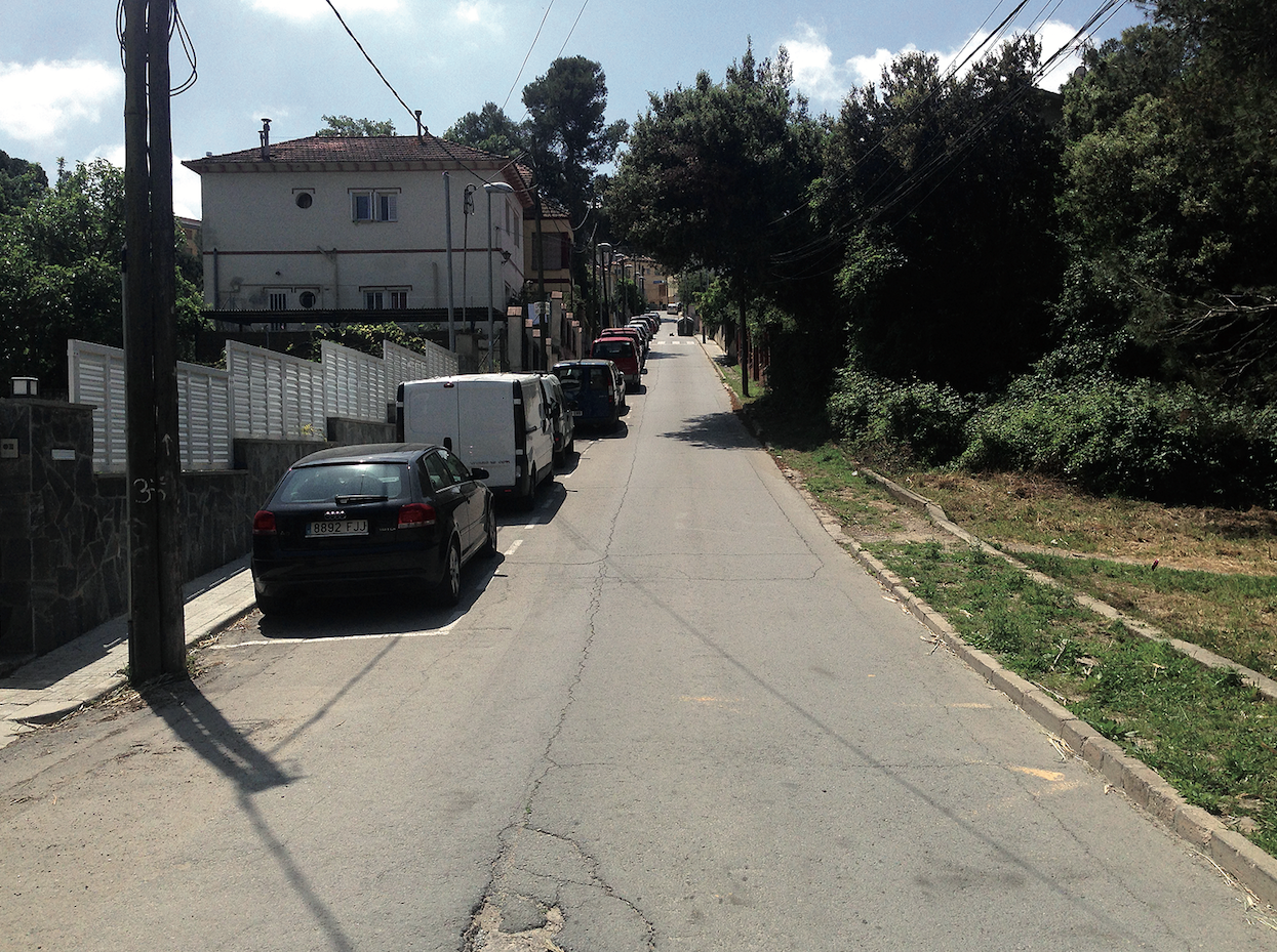 Les voreres estretes i la presència de vehicles aparcats fan del carrer de Can Llobet una via poc agradable de passar-hi FOTO: Artur Ribera