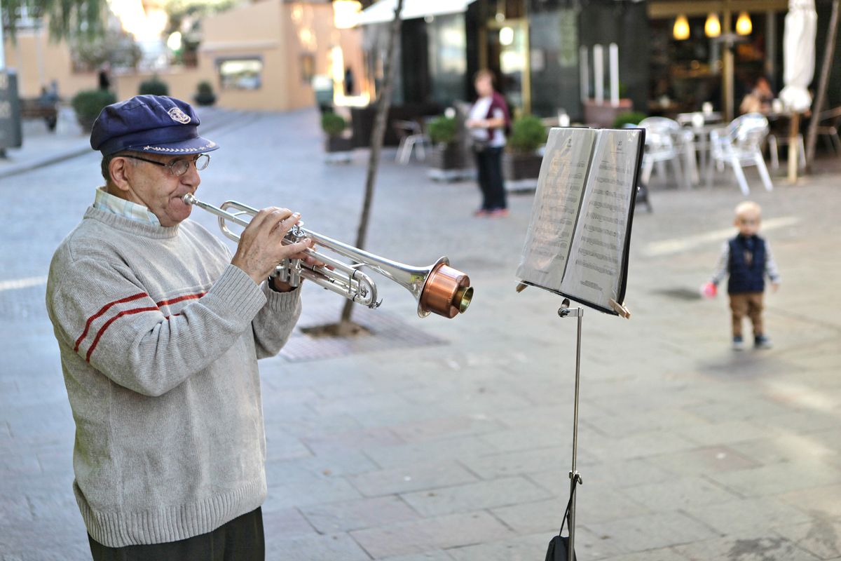 Fernando Pose és el músic del carrer de Valldoreix FOTO: Artur Ribera
