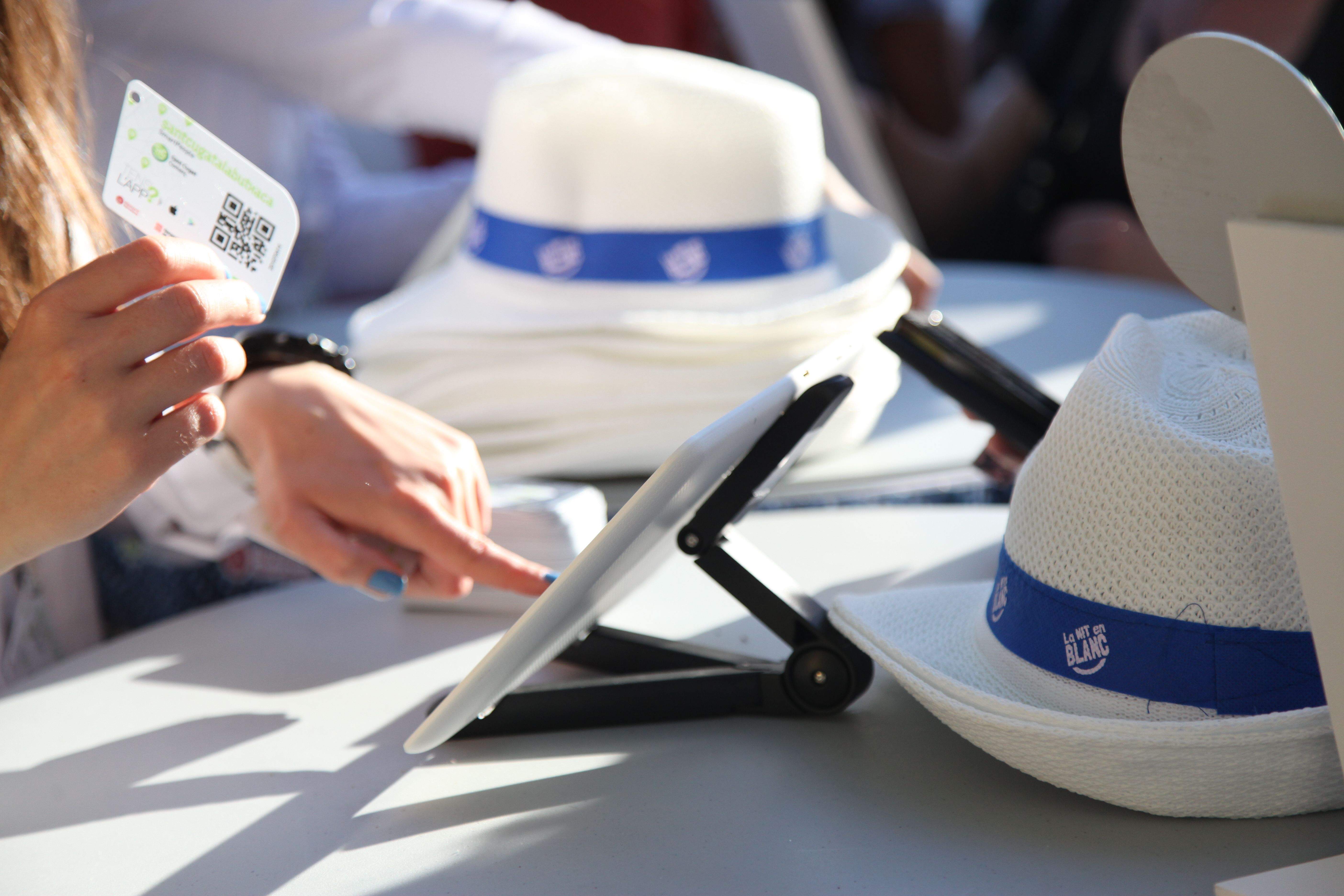 El barret de la Nit en Blanc, un dels obsequis FOTO: Lali Puig