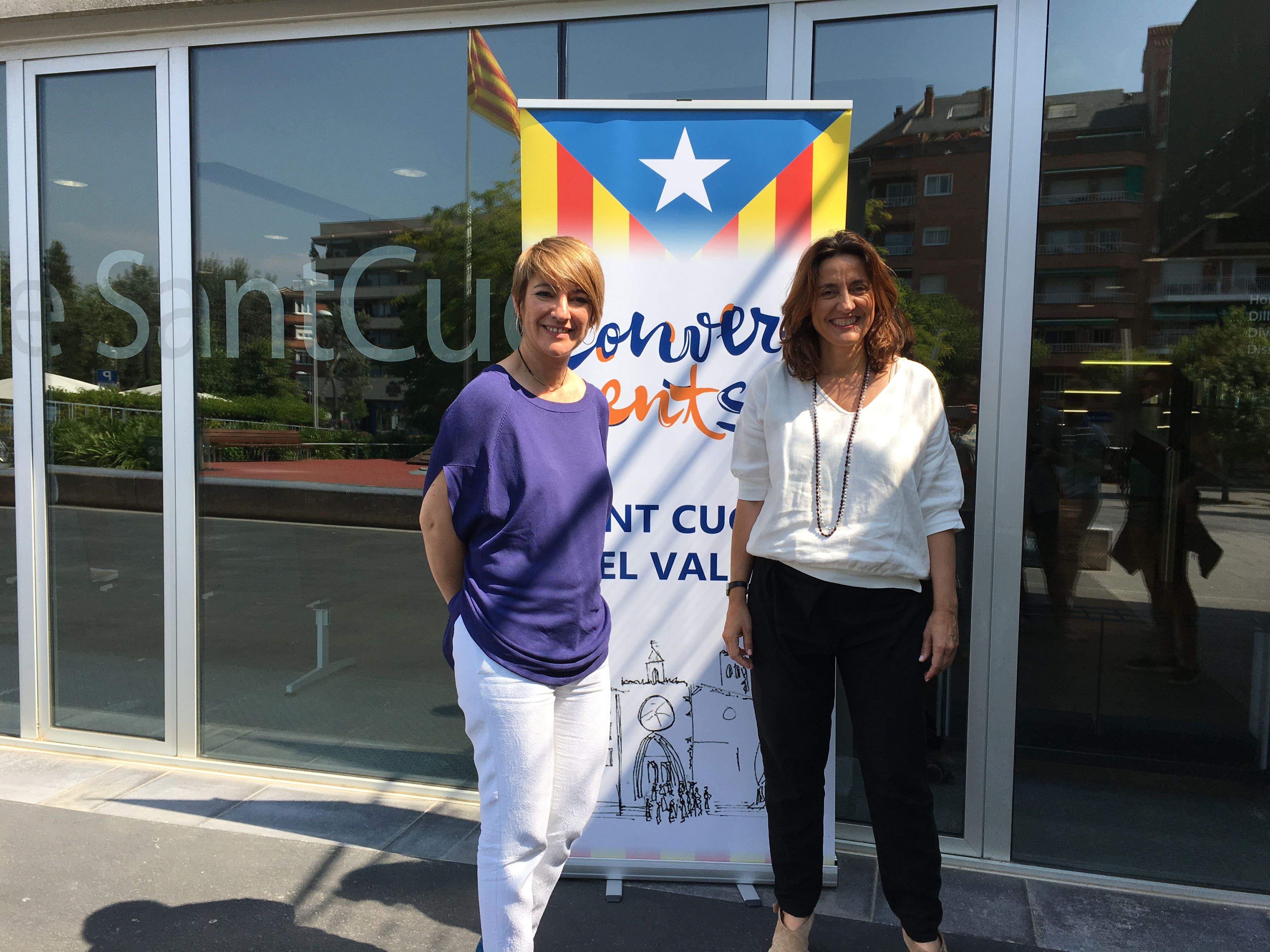 Lourdes Ciuró i Mercè Conesa, davant de l'Ajuntament de Sant Cugat FOTO: Convergència