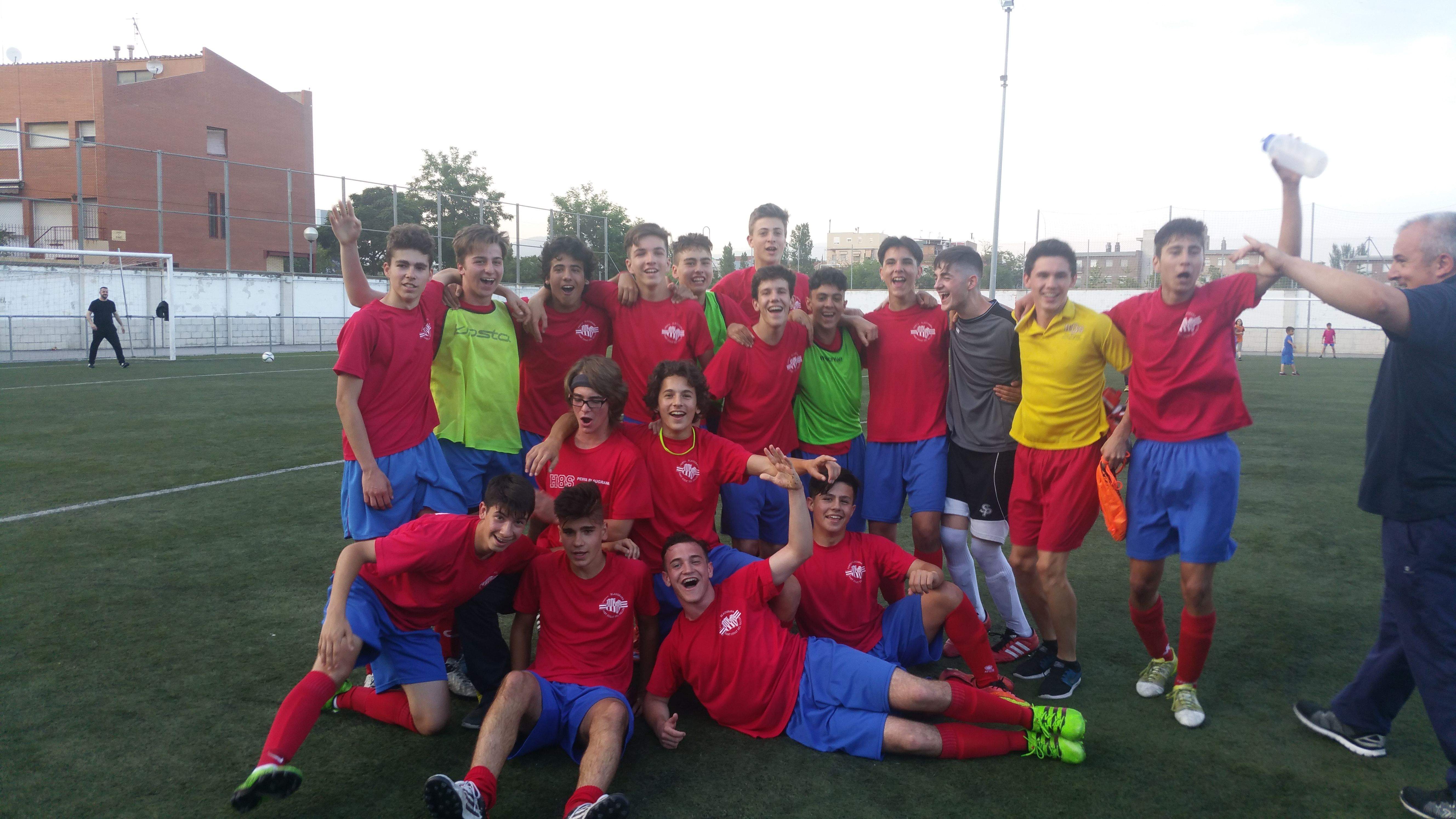 Els integrants del cadet A celebren l'ascens FOTO: Cedida