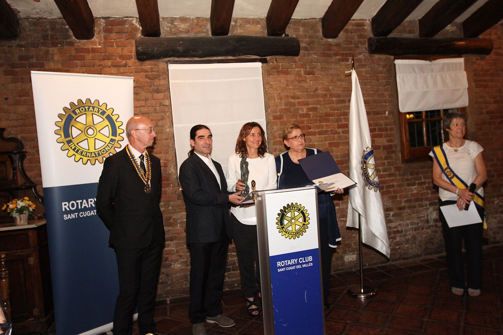 Dolors Vilarassau, Pep Tugues i Mercè Conesa recollint els premis entregats pel president local del Rotary FOTO: Haidy Blanch