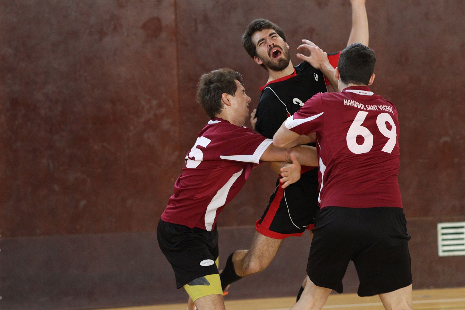 Els santcugatencs no han aconseguit trobar forats a la contundent defensa dels de Sant Vicenç FOTO: Haidy Blanch