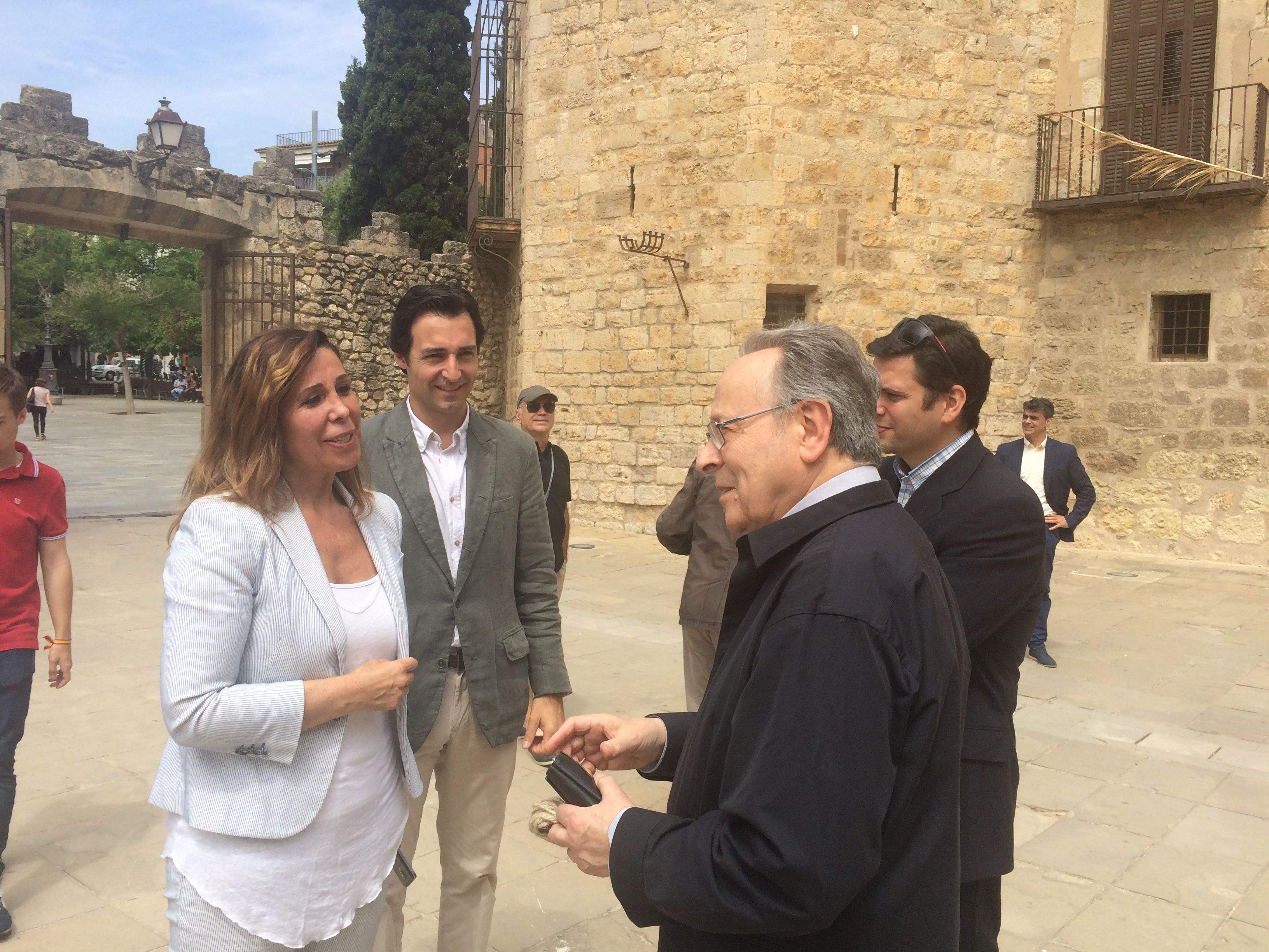 Alícia Sánchez-Camacho i Àlvaro Benejam visitant el recor de la Parròquia de Sant Pere d'Octavià, Blai Blanquer FOTO: Mireia Puente 