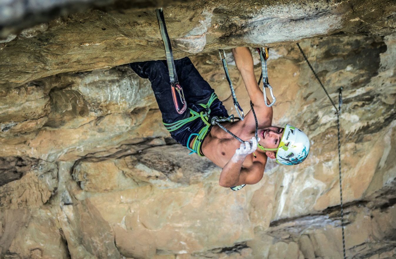 Simón Padín superant un desplom a la Cova de l’Ocell (cingles de Bertí), amb una dificultat de la via de 8a FOTO: Gerard Artal