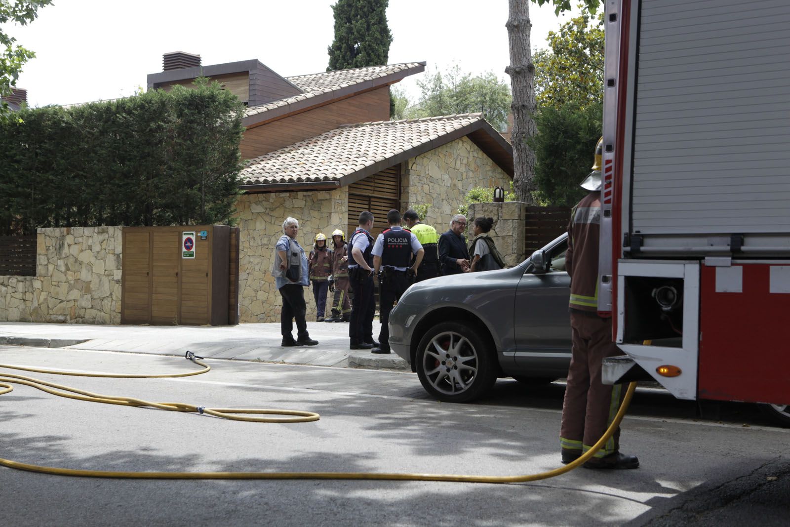 Sis dotacions de Bombers han anat al lloc FOTO: Artur Ribera 