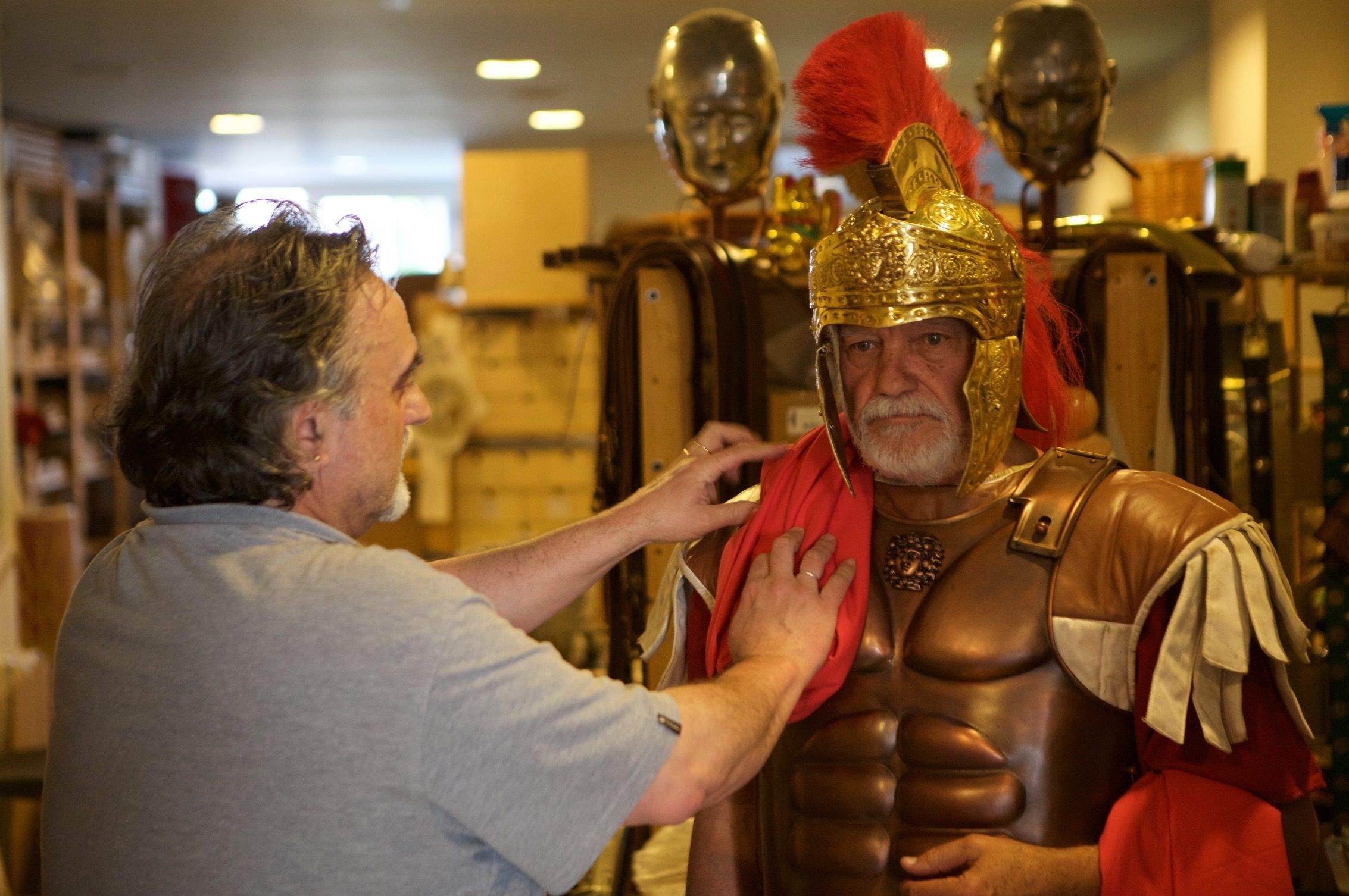 Jordi Mambrilla (Armillum) vestint de romà l’actor Xavier Tor, que il·lustrarà la portada de Món Sant Cugat FOTO: Artur Ribera