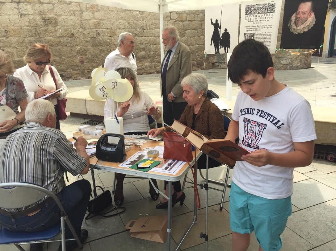 La lectura pública de 'El Quixot' s'ha organizat a la plaça Octavià FOTO: Sergi Baixas