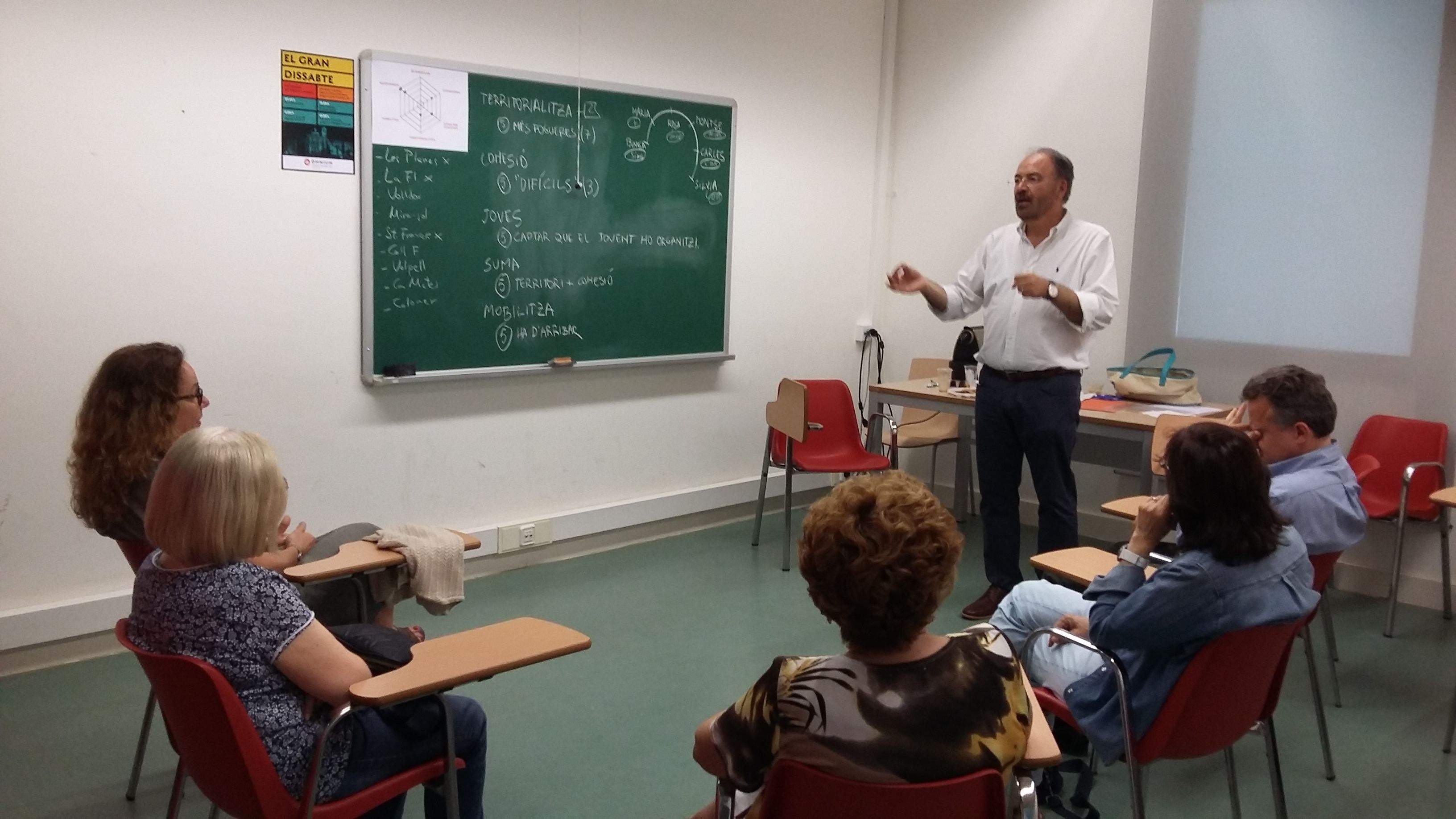 Els assistents s'han divitdit en grups per avaluar els projectes FOTO: Cedida