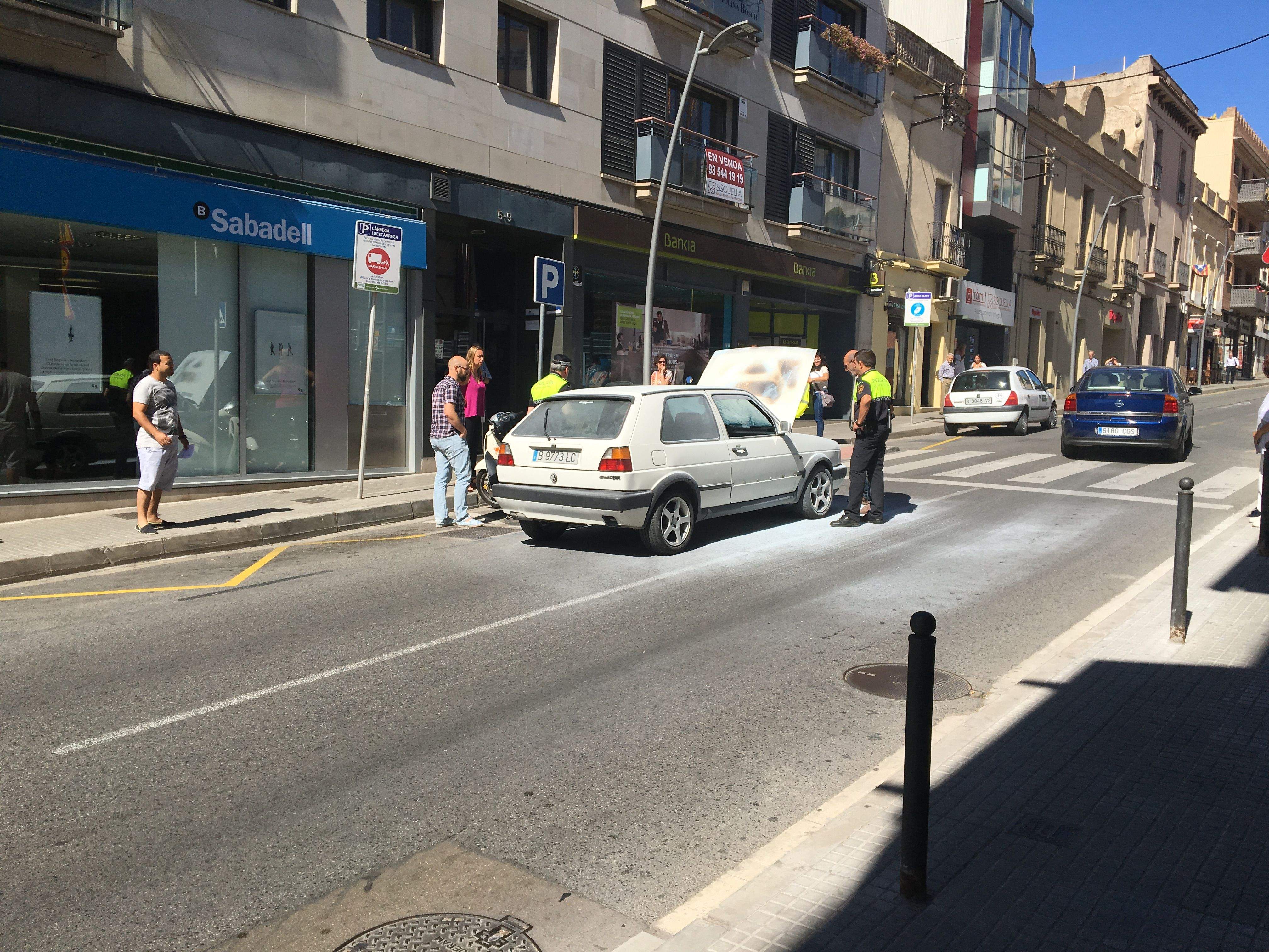 El vehicle s'ha cremat a l'avinguda de Rius i Taulet FOTO: Cedida 