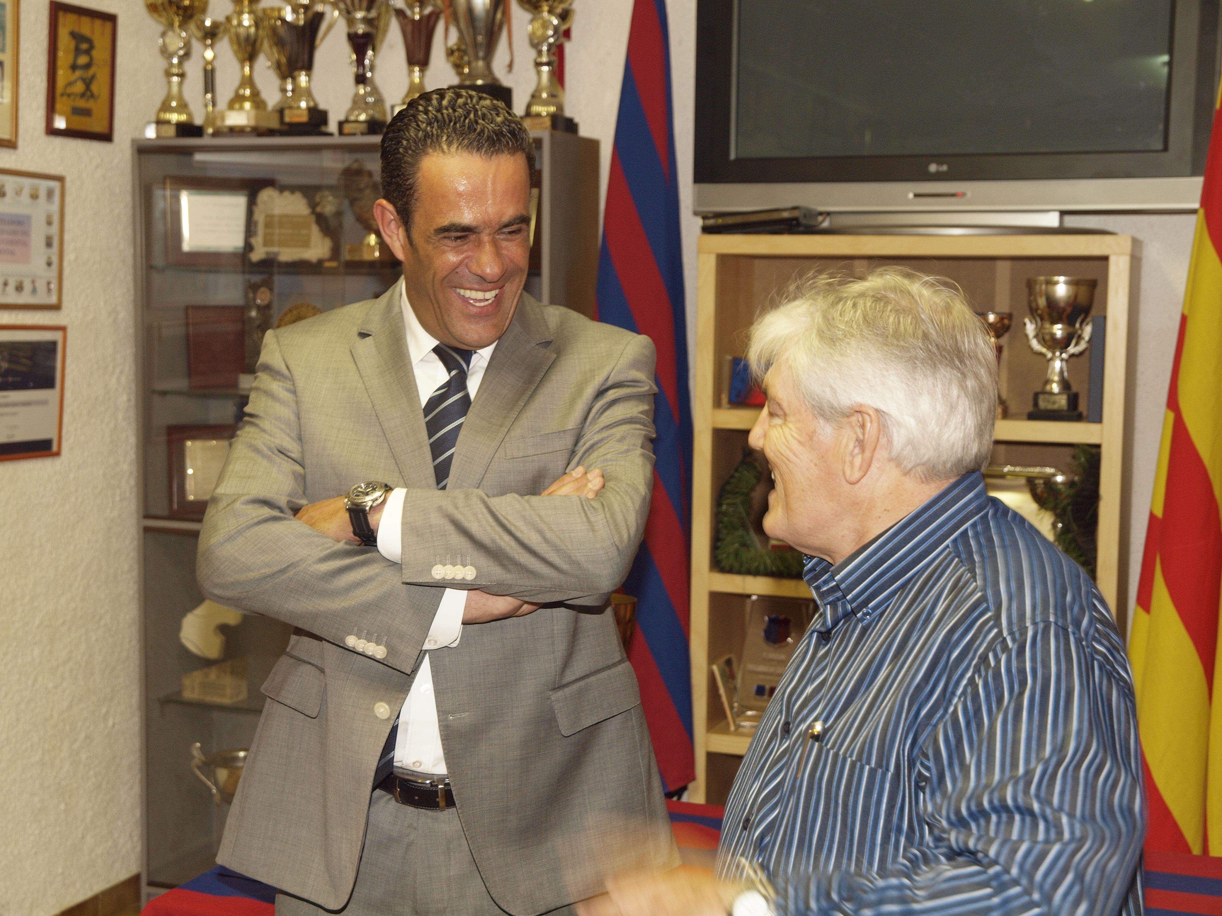 Josep Ramon Vidal-Abarca, a l'esquerre de la imatge, en una visita a la Penya Blaugrana Sant Cugat FOTO: Arxiu