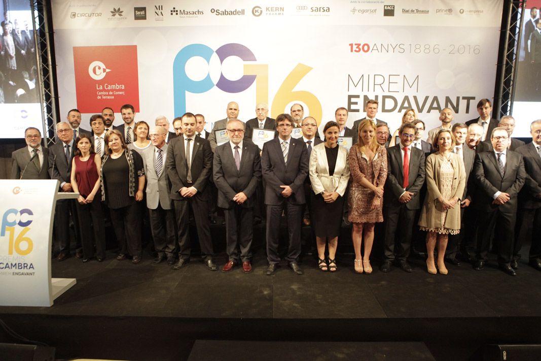 Representants polítics i empresarials amb els guardonats als Premi Cambra FOTO: Artur Ribera