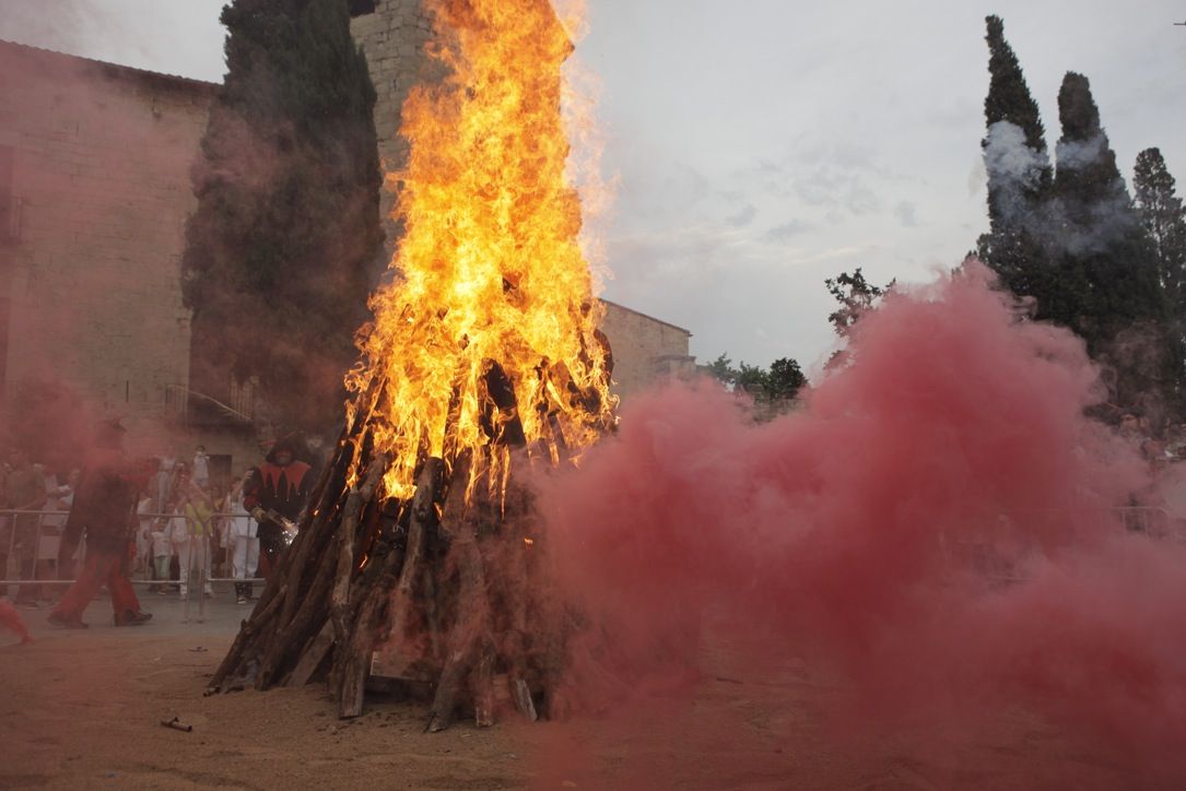 Les fogueres són les grans protagonistes de la revetlla  FOTO: Artur Ribera