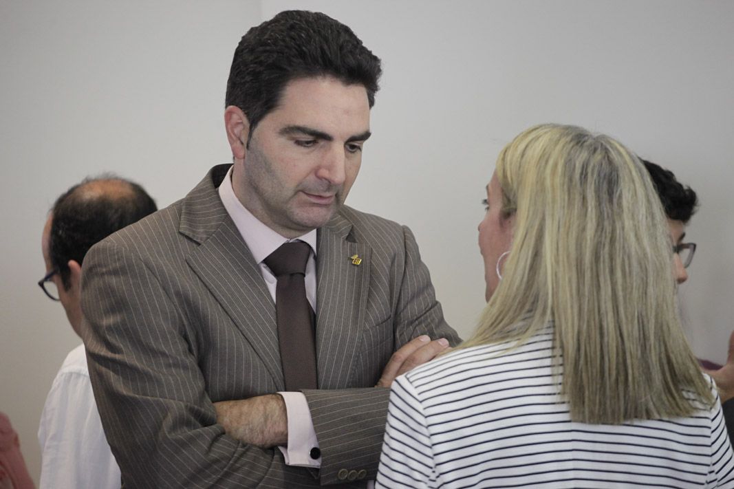 Ciprian (Cs) i Ingla ( ERC-MES) parlant abans del ple FOTO: A.Ribera