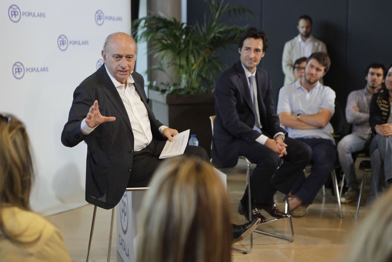 Jorge Fernández Díaz, al costat d'Álvaro Benejam, portaveu del PP a Sant Cugat FOTO: Artur Ribera