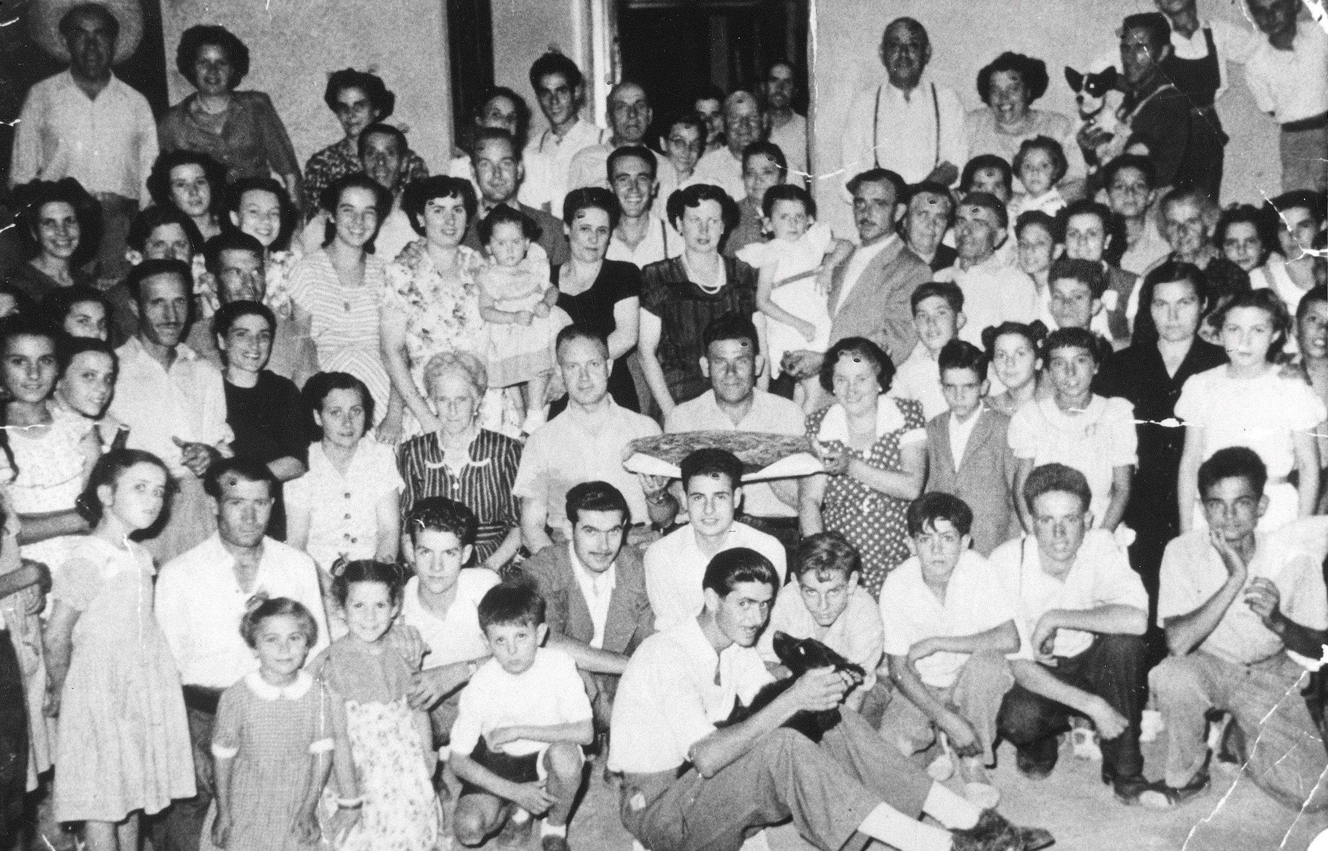 Veïns del carrer del Monestir celebrant la revetlla a la fresca Llibre ‘L’abans a Sant Cugat’