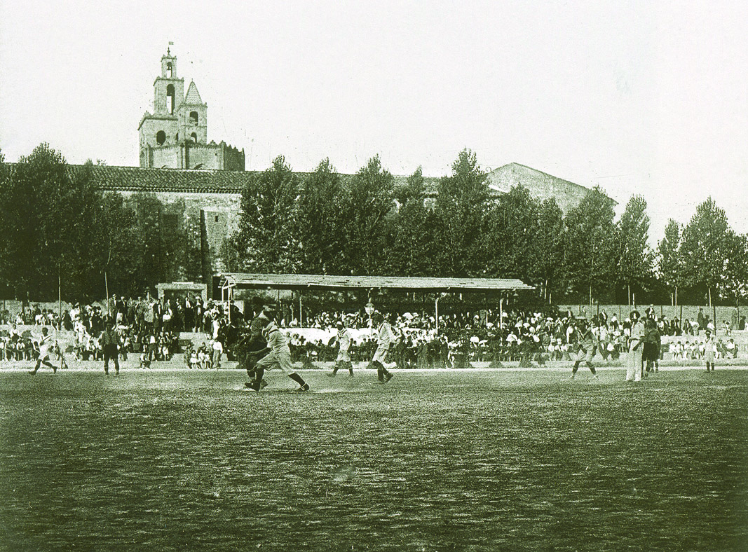 Un partir al camp de futbol del Monestir de finals dels anys 20 FOTO: Joan Manel Moncau pujol