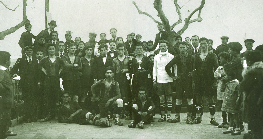 Jugadors i aficionats del Sant Cugat FC l'any 1920 FOTO: Arxiu Teresa Navarra