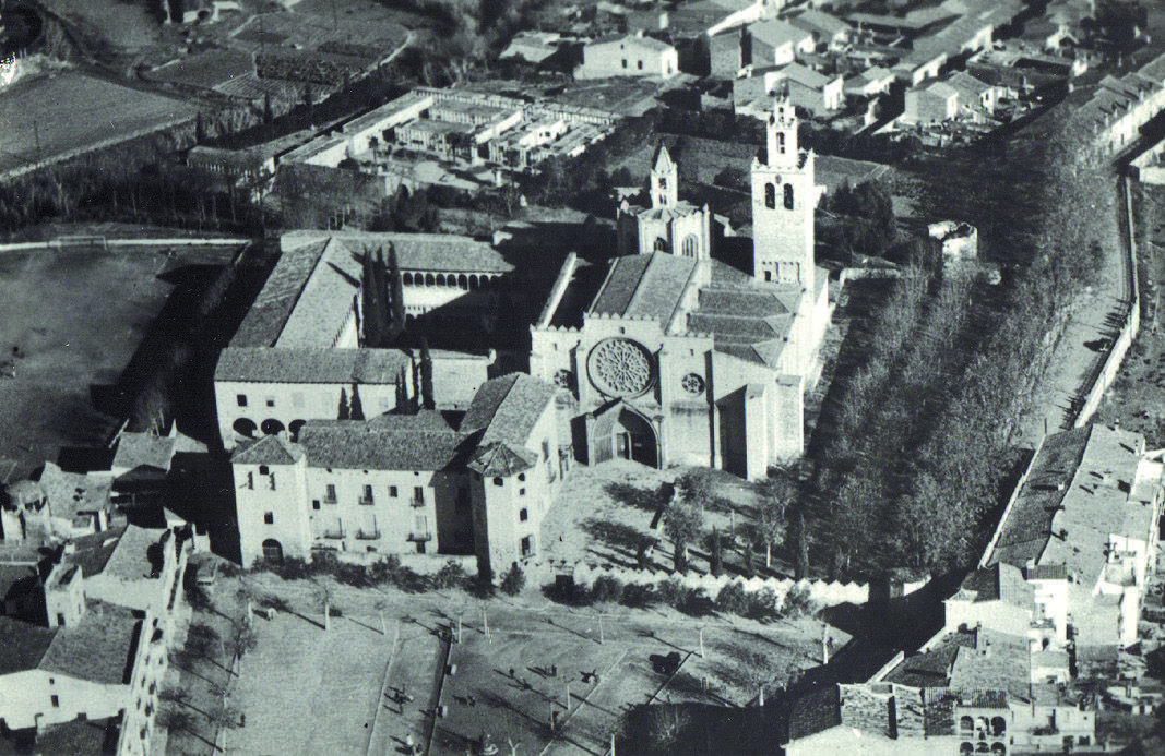 Vista aèria on es pot veure la primera ubicació del camp, situat entre el cementiri, el Monestir i l'escorxador