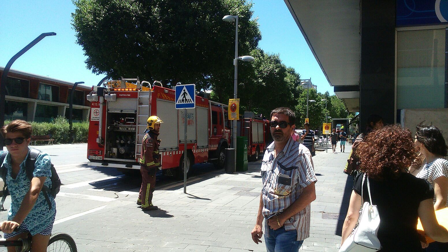 Bombers aquest dijous a la rambla del Celler, on comença el carrer del Carme