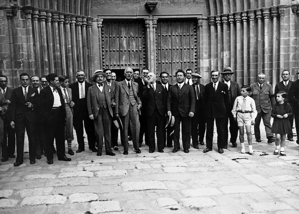 La visita l’any 1932 del president Macià per inaugurar les Escoles Noves va acabar amb una visita al Monestir. A la foto commemorativa hi apareix en Xisco Vila, el cinquè per l’esquerra    #  Foto Arxiu Nacional de Catalunya