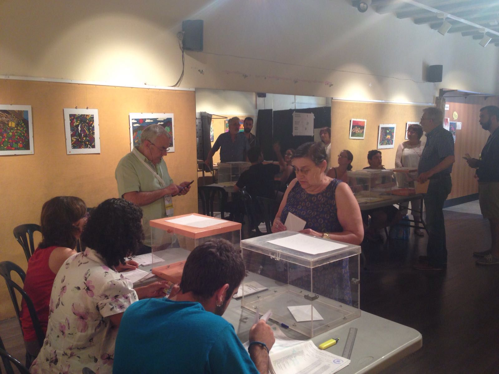 Els primers votants a l'Ateneu FOTO: Cedida 
