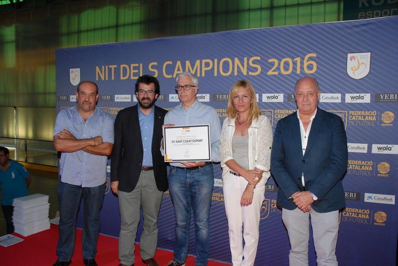 Llorenç Santasusagna, president del Sant Cugat Esport, al centre, amb un dels premis FOTO: FCF