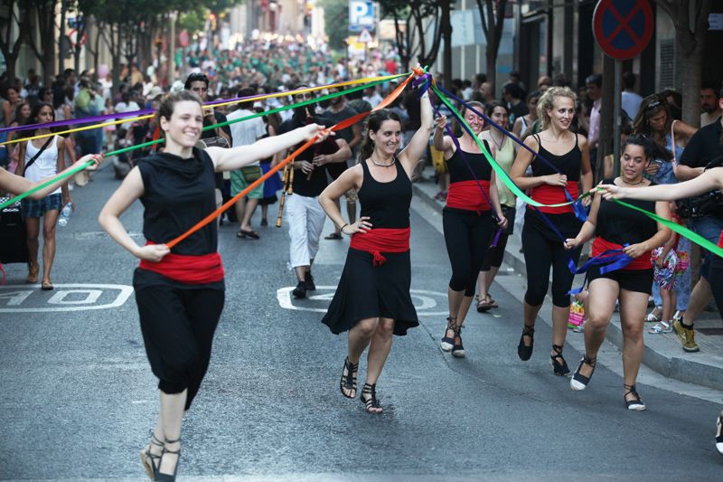 Les entitats de cultura popular protagonitzen el seguici d'inici FOTO: Lali Puig