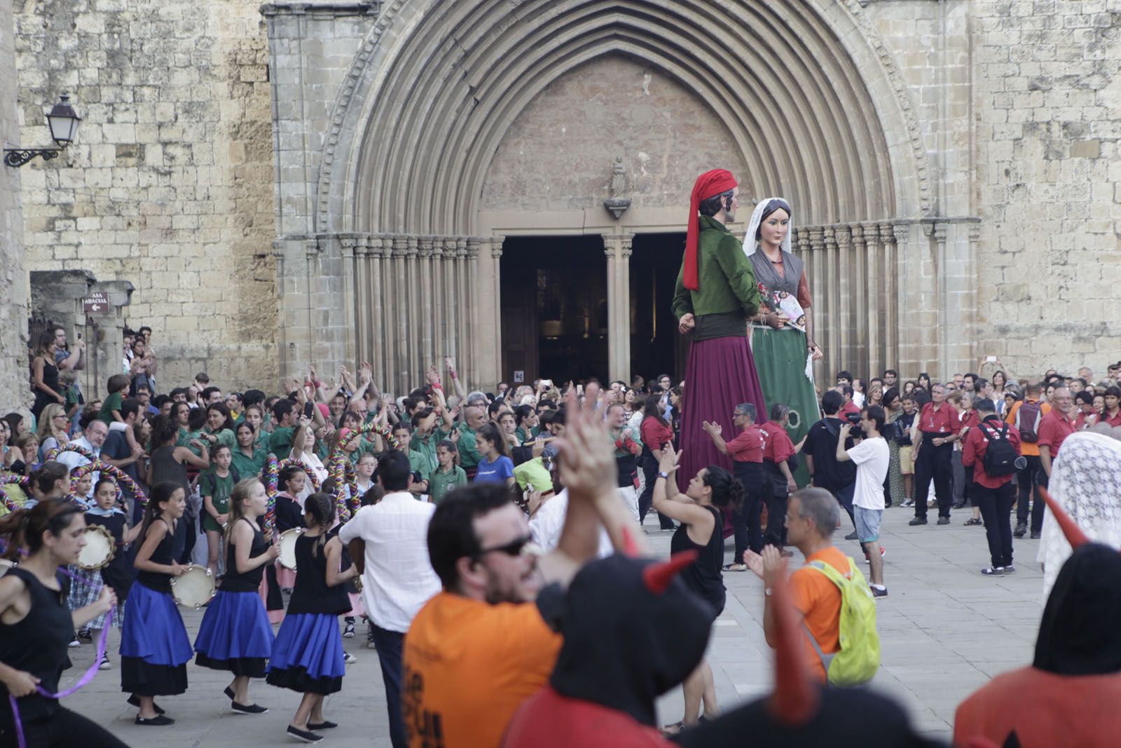 Les entitats aturaven l'esclat de festa  FOTO: Artur Ribera