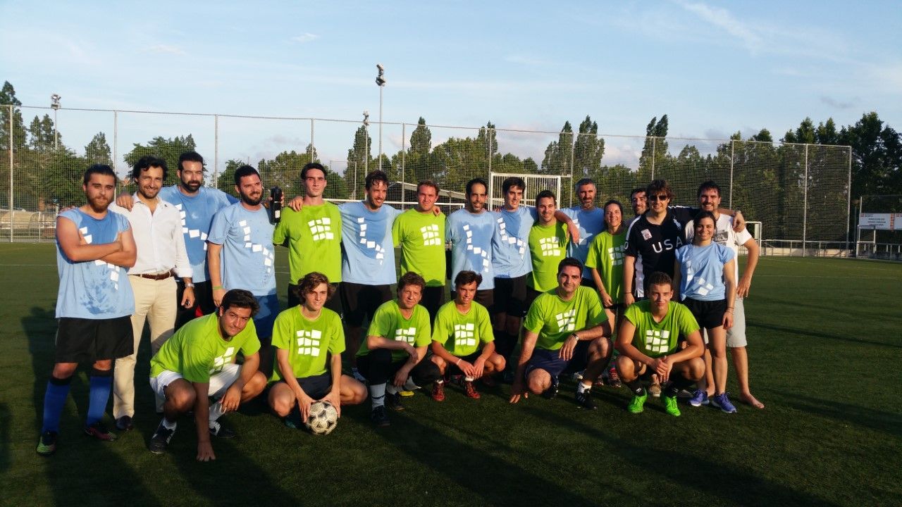 Fotografia de família de polítics i periodistes després del partit FOTO: Cristina Paraira