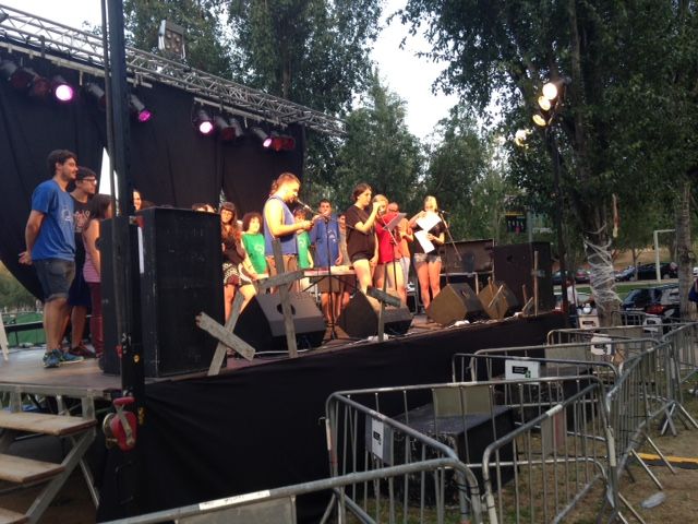 Membres d'Infinits Somriures durant el pregó a la Festa Major Alternativa. FOTO: Arxiu