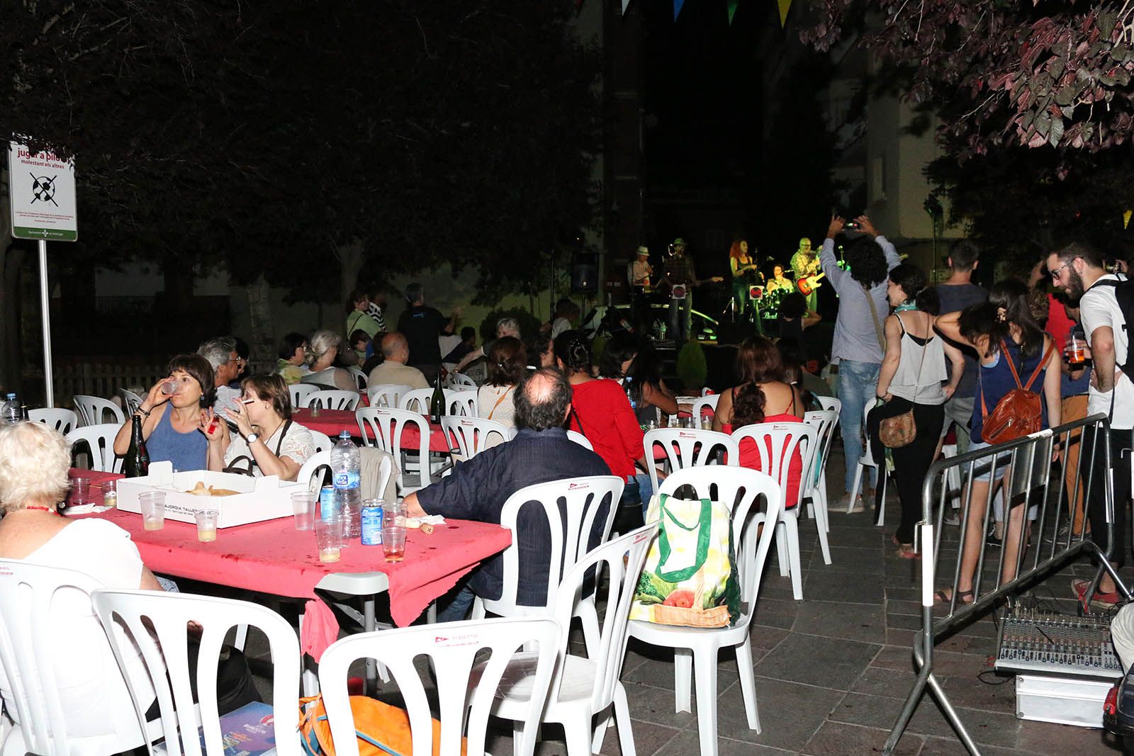 Sopar a la Plaça Sant Antoni. Foto: Lali Alvarez