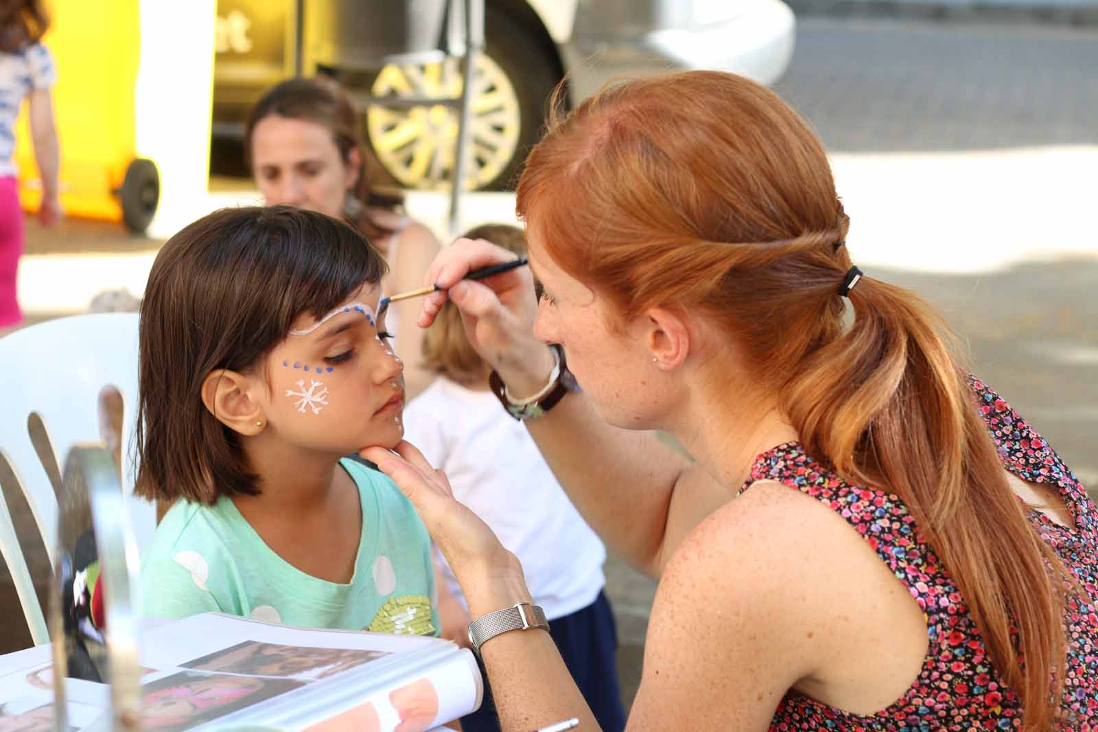 Un dels nens pintant-se la cara FOTO: Lali Álvarez