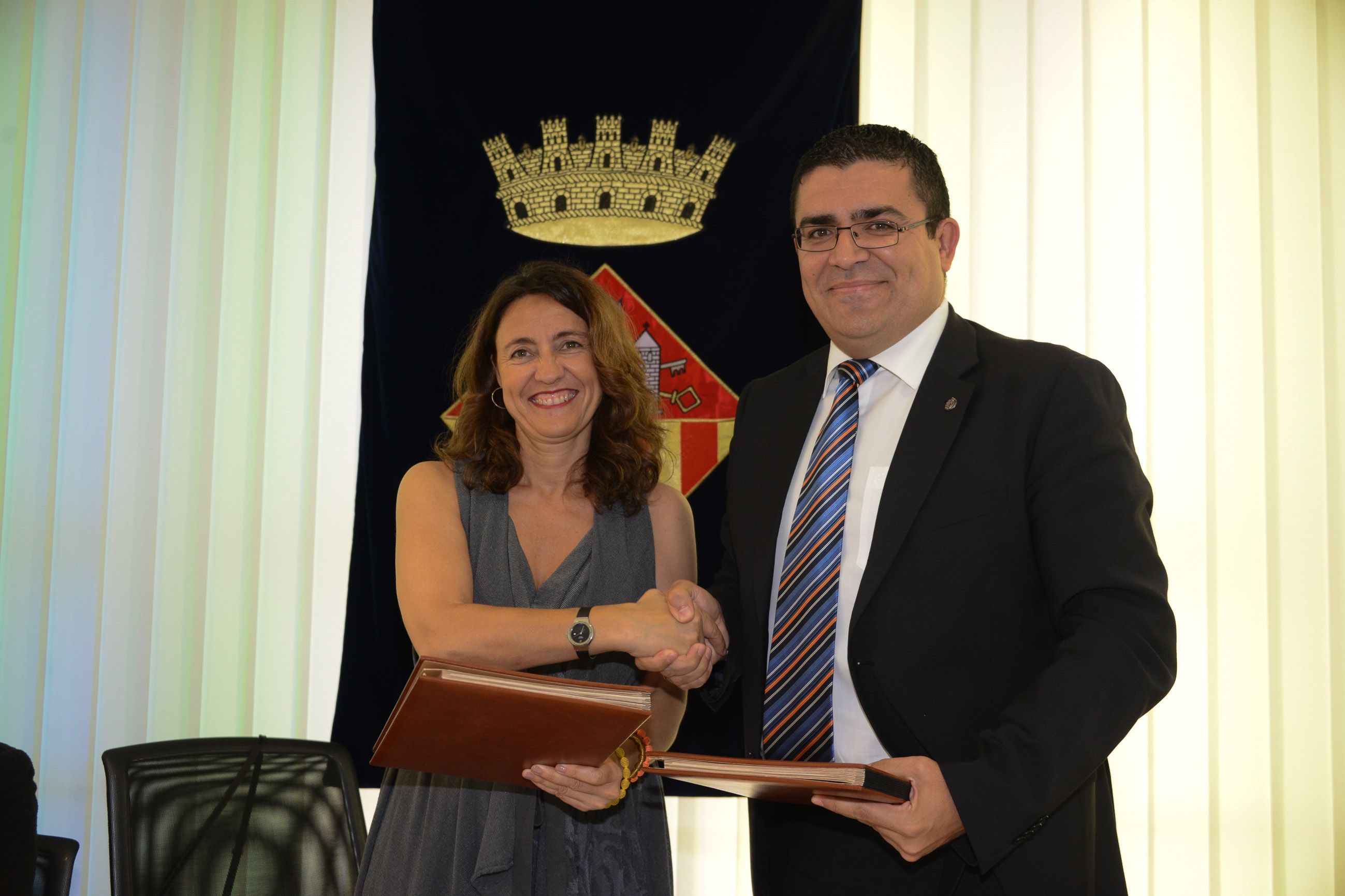L'alcaldessa de Sant Cugat i l'alcalde de La Haba han signat el conveni d'agermanament FOTO: Localpres