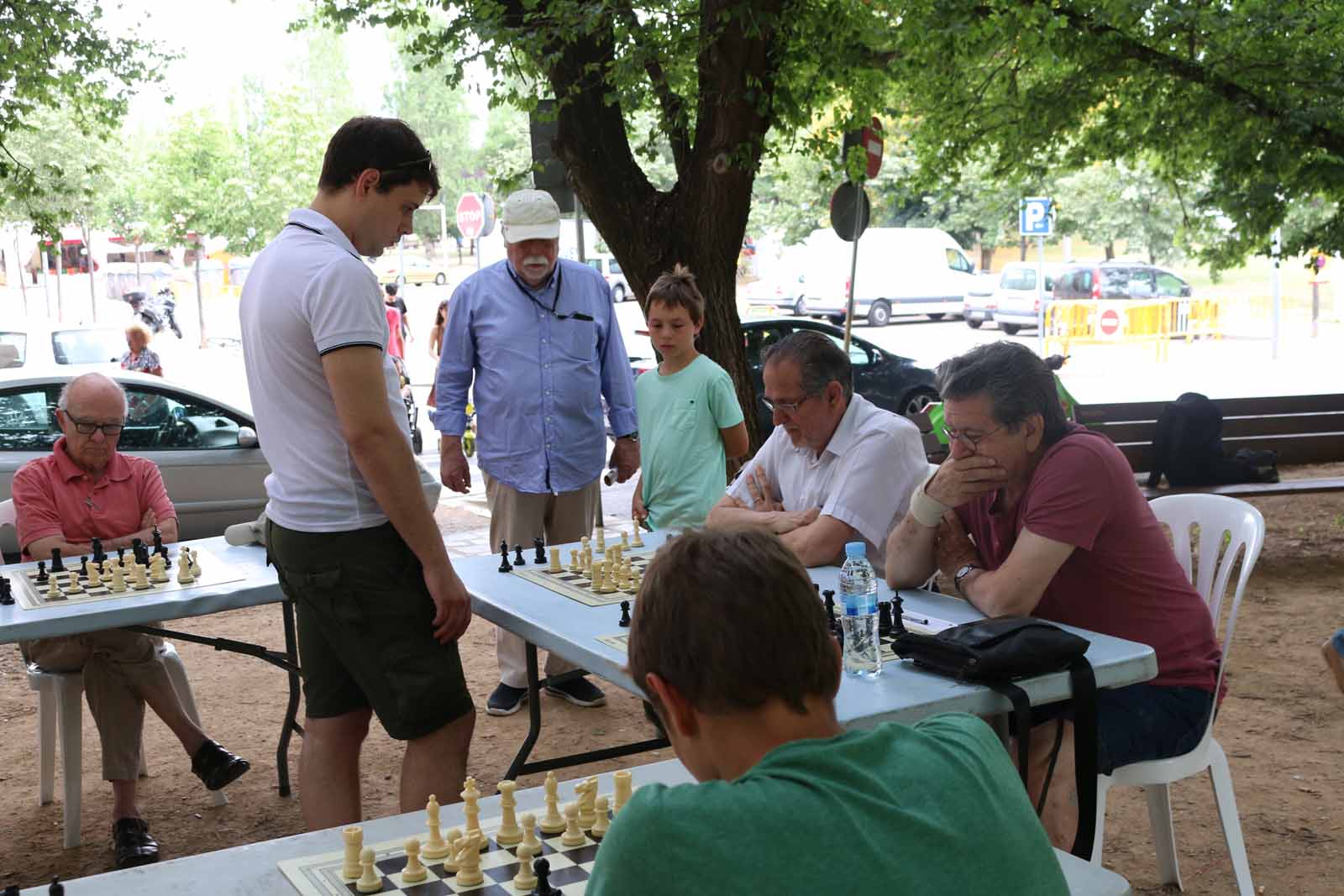 El Torneig de Partides Simultànies d'Escacs, al Club d'Escacs FOTO: Artur Ribera