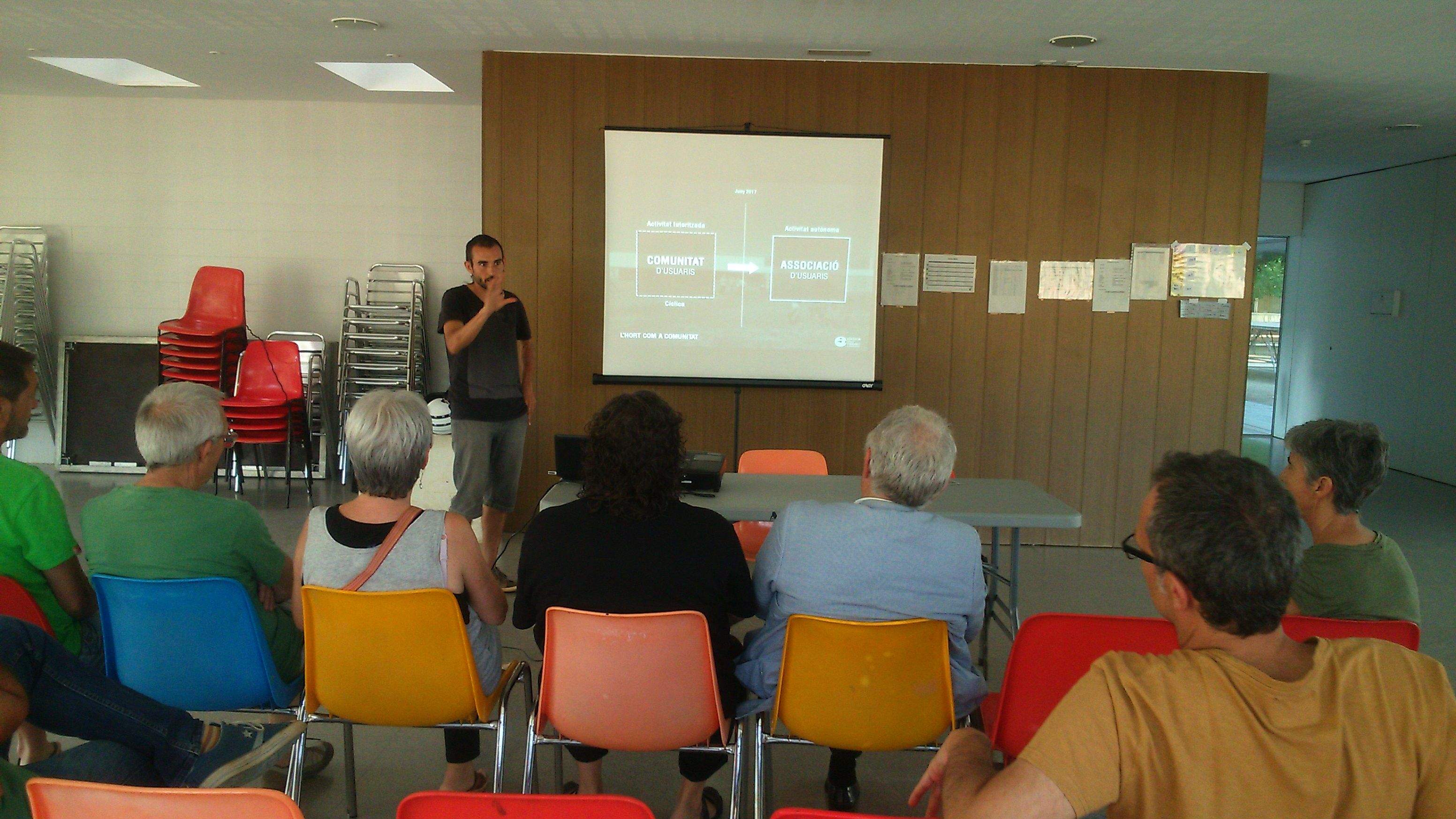 La sessió se celebra al Casal de Mira-sol  FOTO: C. Caballé