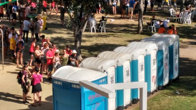 Imatge de gent fent cua al lavabo FOTO: Cedida 