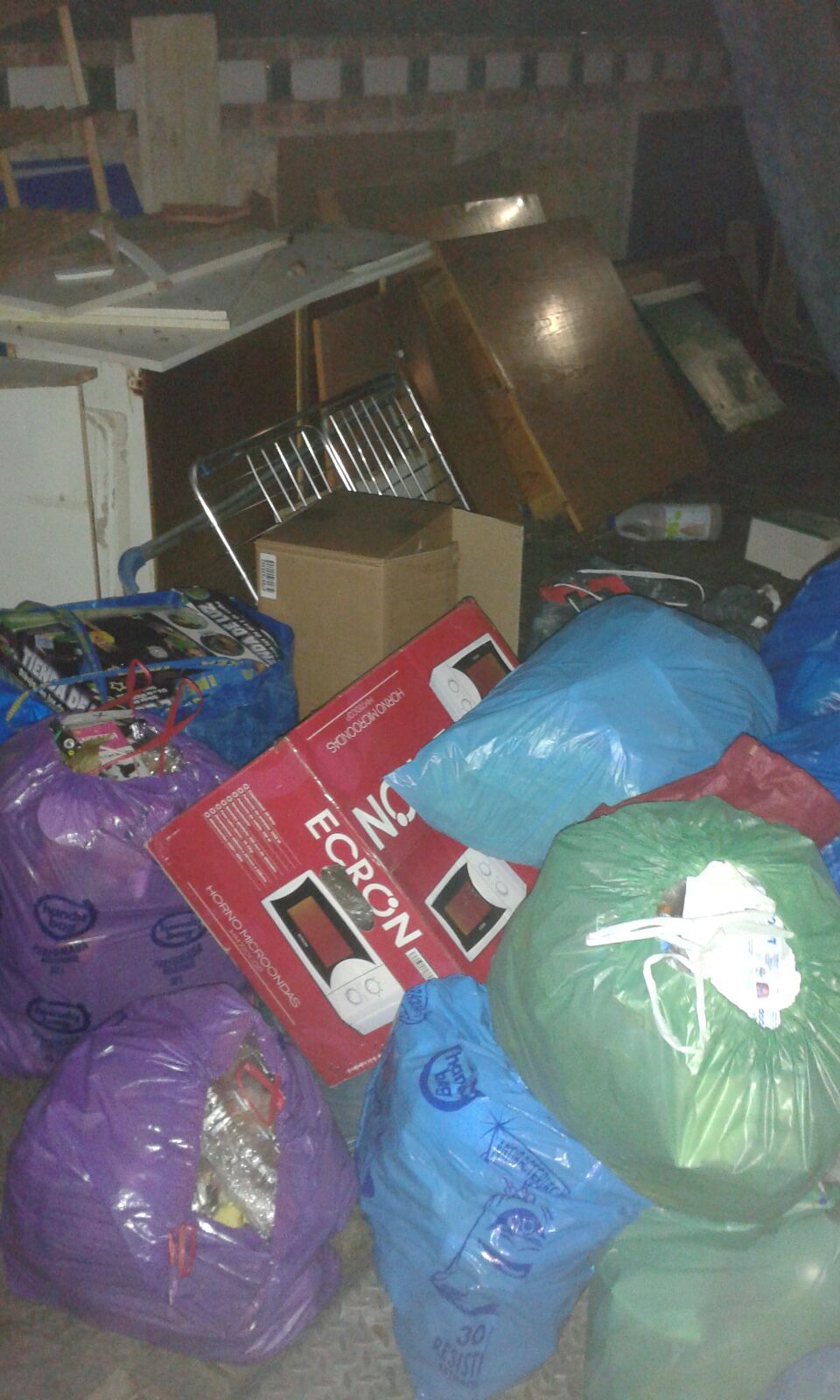 Deixalles al carrer cap de setmana del 16/17 de maig FOTO: M. Paños