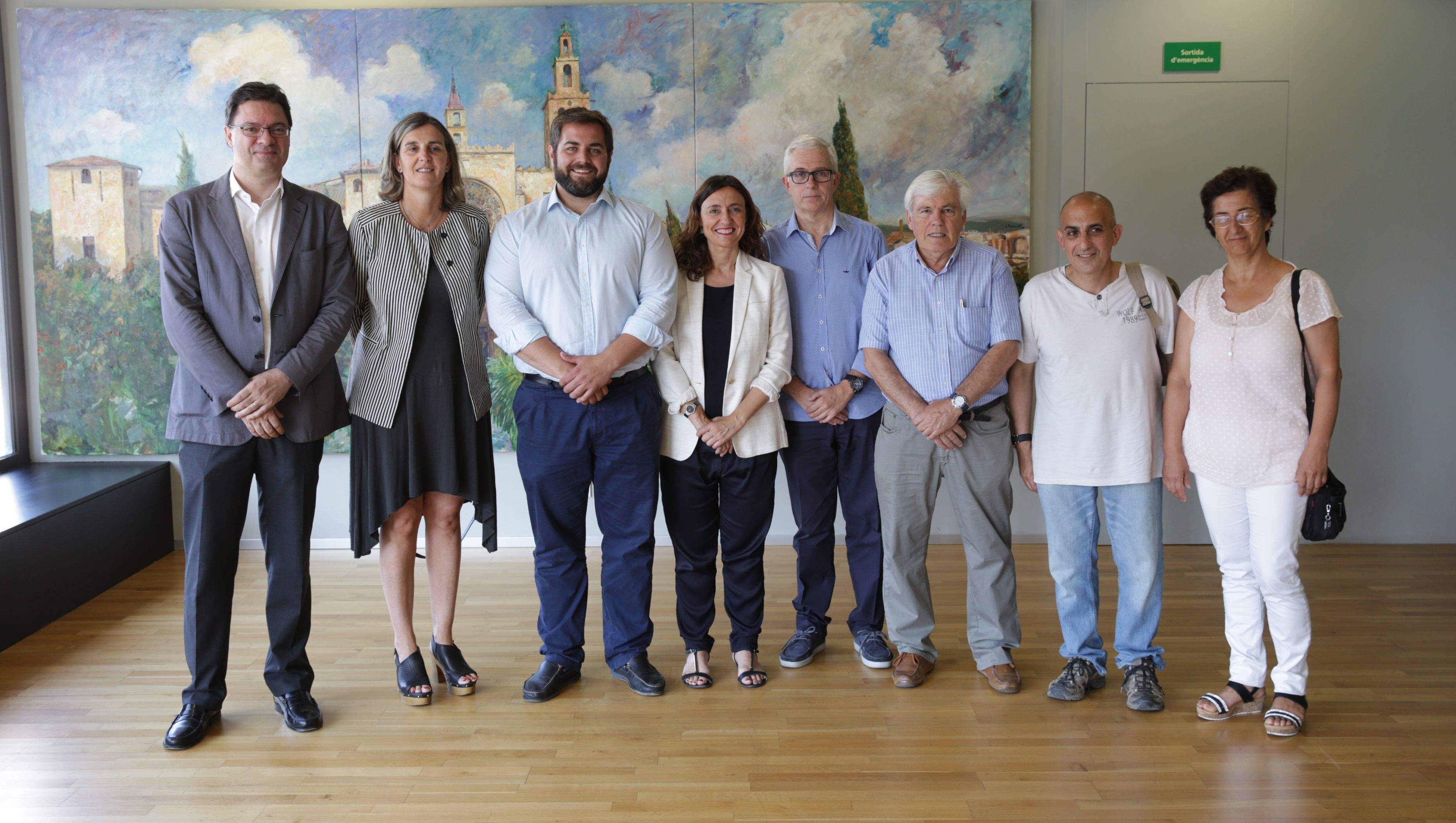 L'alcaldessa, acompanyada de representants de clubs i de l'Associació de Veïns de les Planes FOTO: Localpres